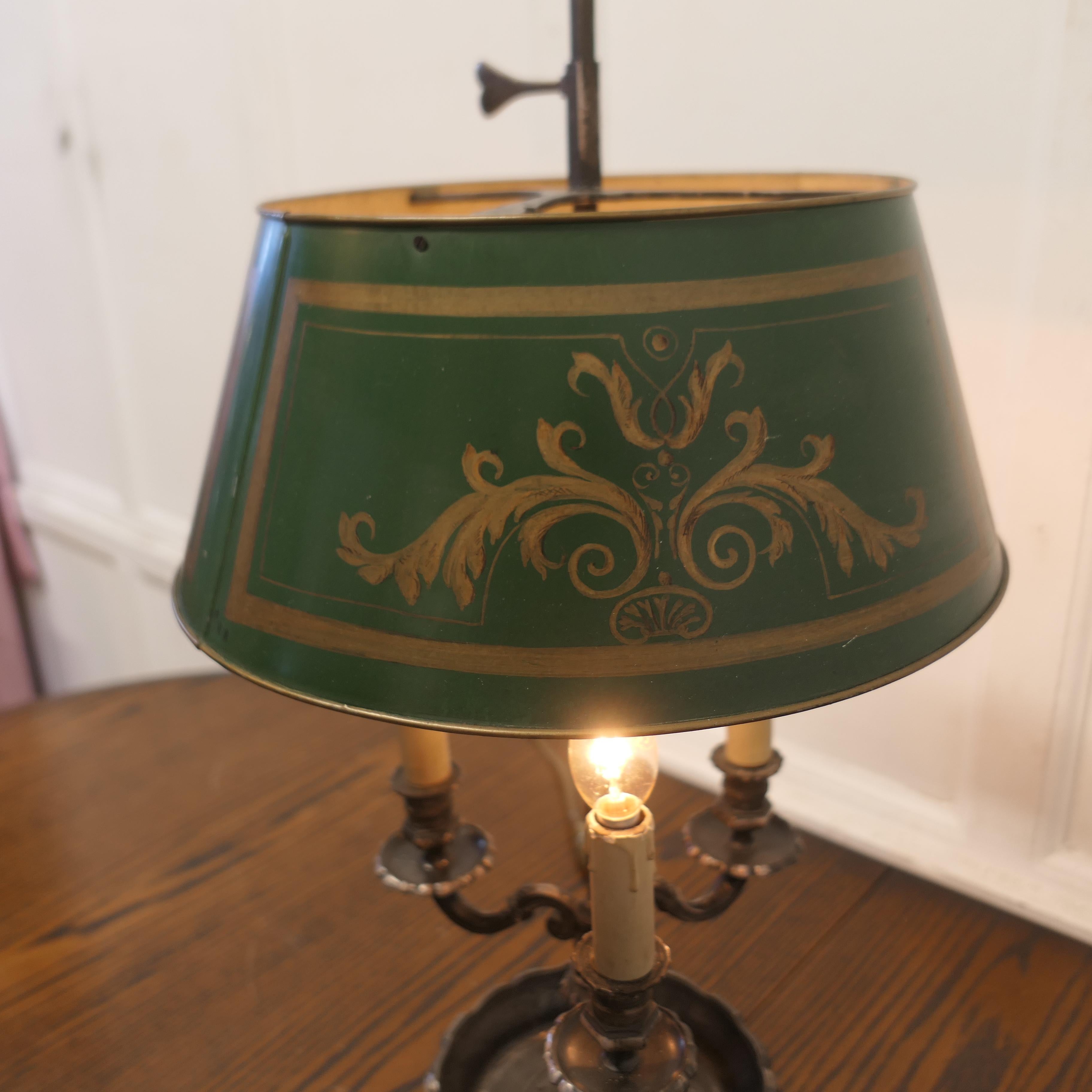 Plaqué argent Lampe de bureau triple bouillotte française en métal argenté ancien  Une belle pièce, une ancienne soie en vente