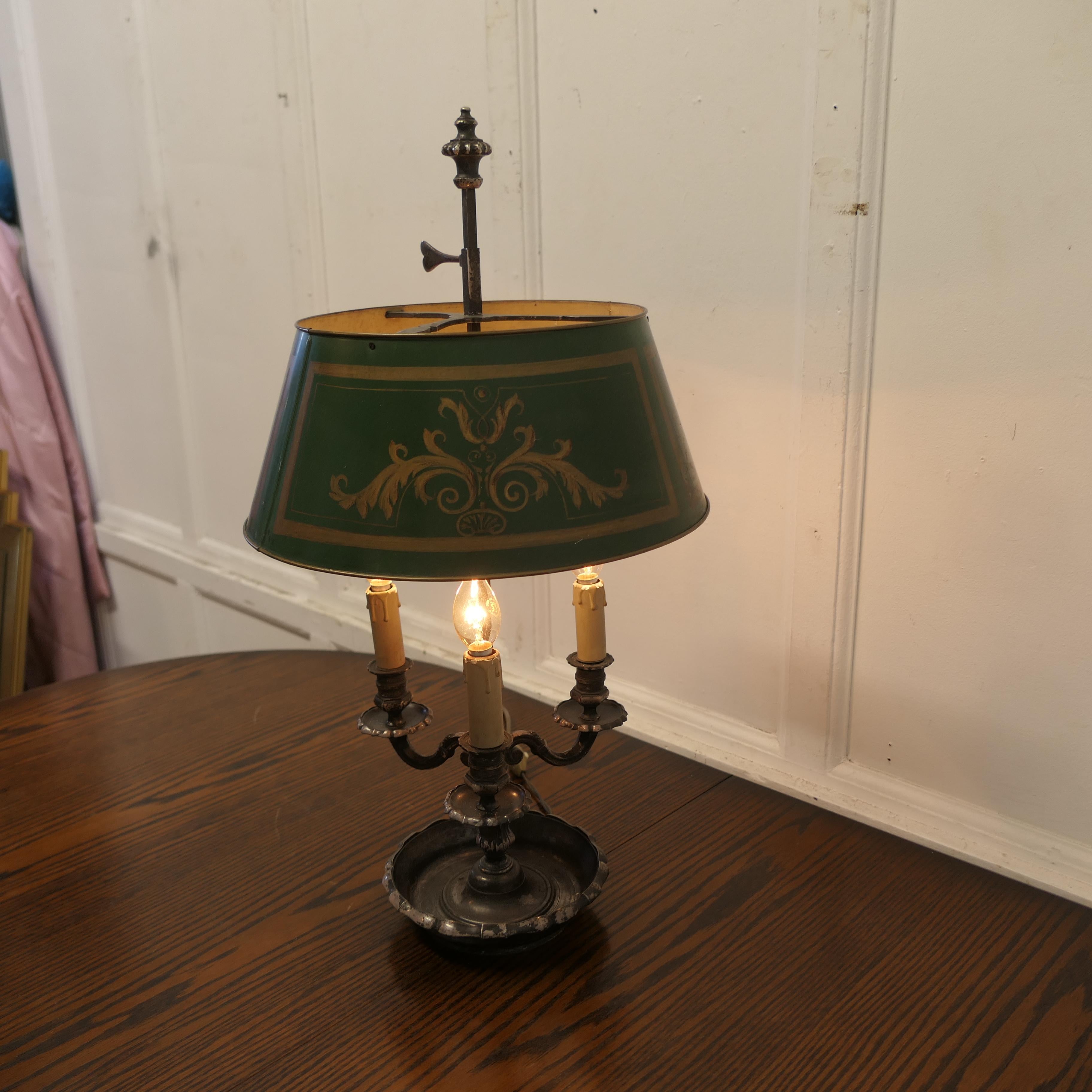 Lampe de bureau triple bouillotte française en métal argenté ancien  Une belle pièce, une ancienne soie en vente 1