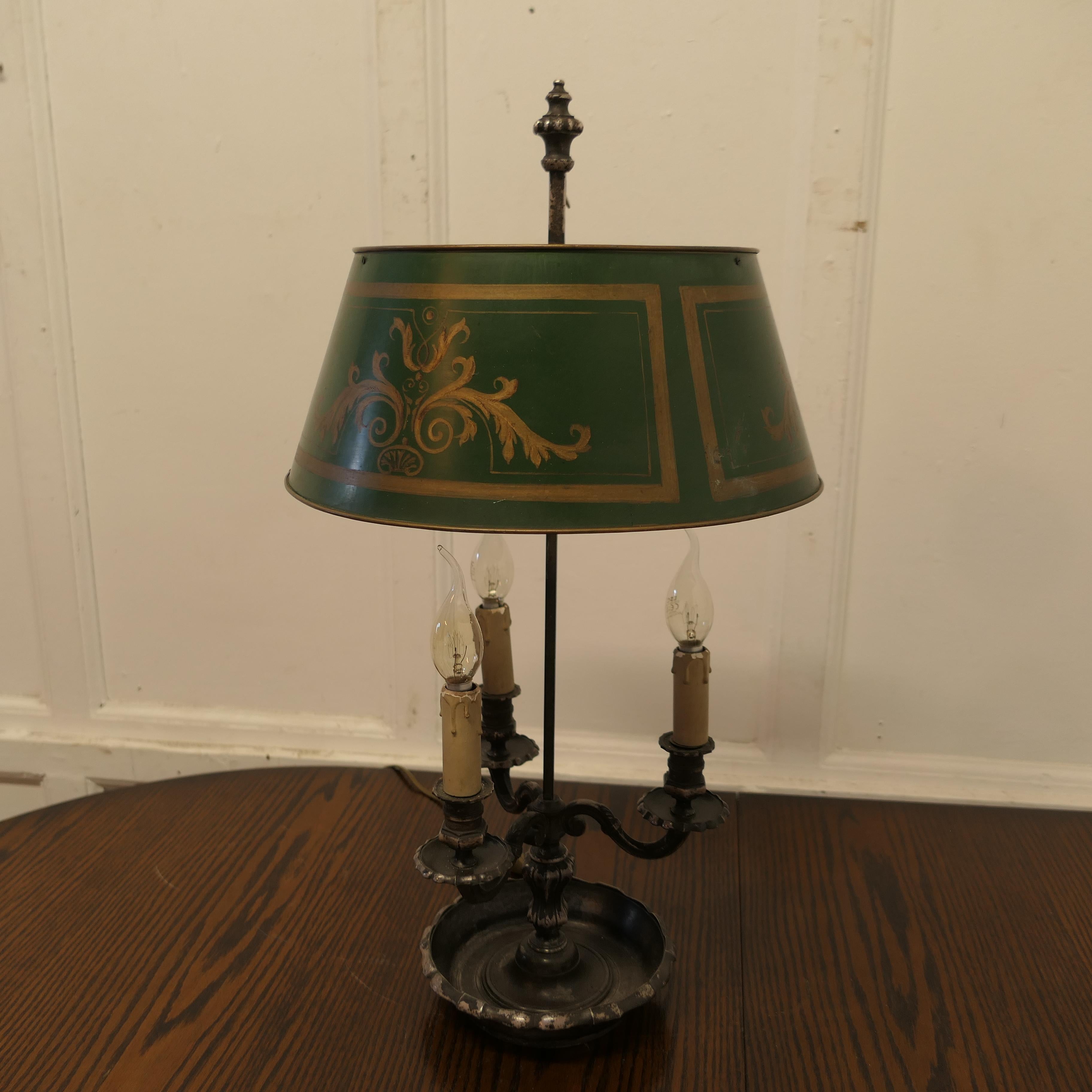 Lampe de bureau triple bouillotte française en métal argenté ancien  Une belle pièce, une ancienne soie en vente 2
