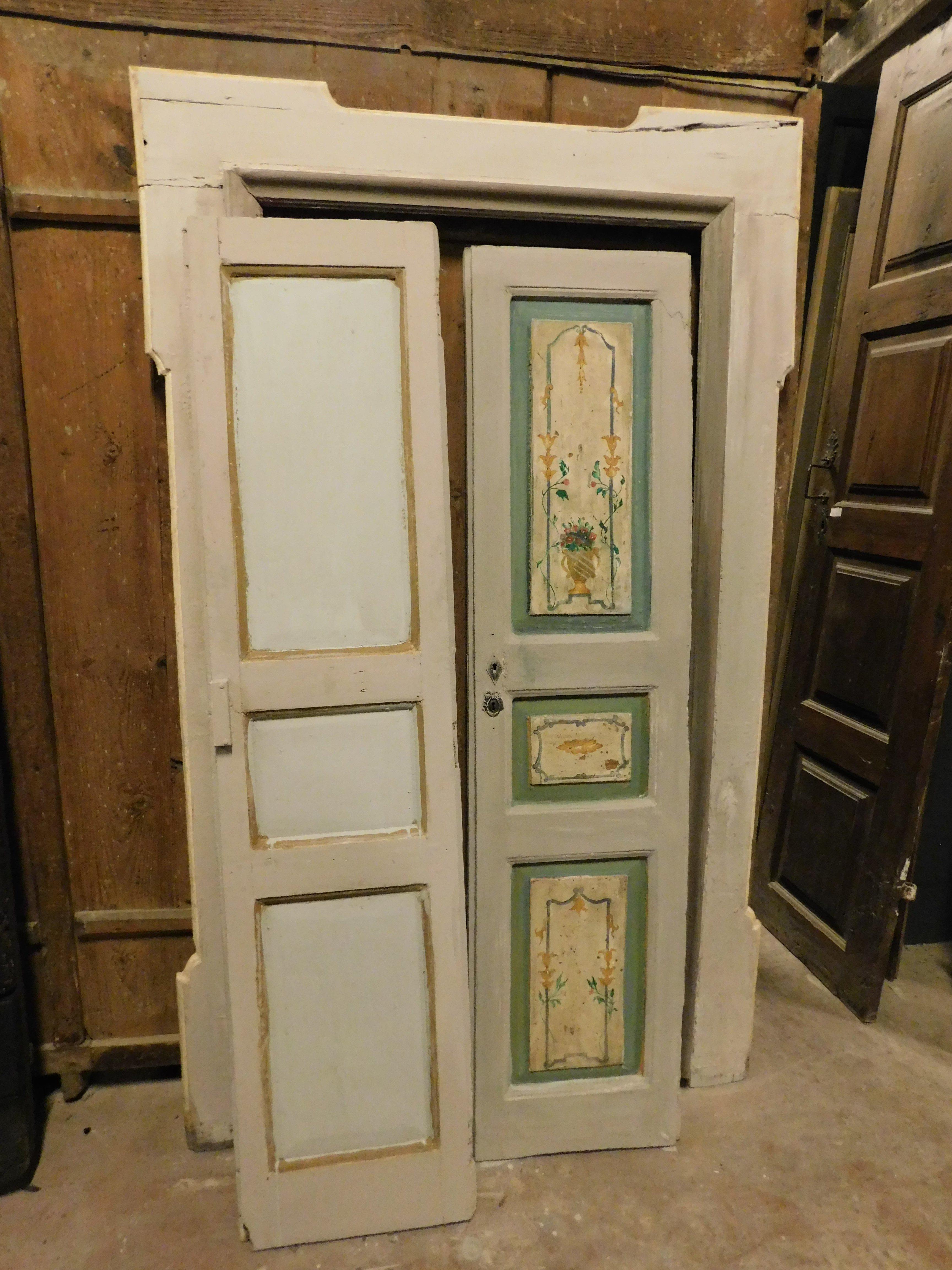 Pequeña puerta doble antigua, con paneles frontales pintados y completa con marco de orejas original, parte trasera lacada pero sin pintar, apertura de empuje, tamaño interesante: tamaño máximo del marco h 207 x w 126 cm, tamaño de la apertura de