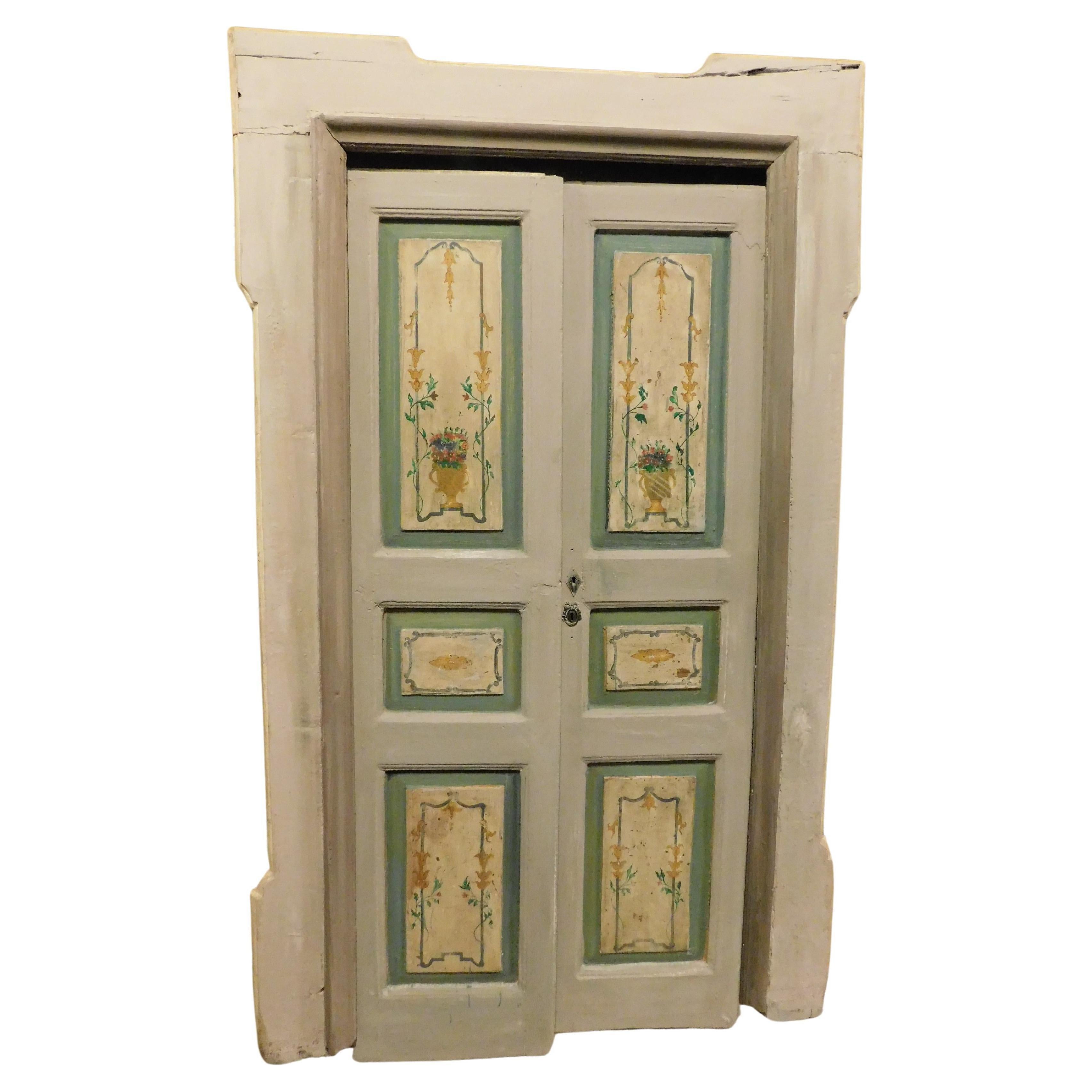 Antigua puerta doble pequeña, pintada con marco, Italia en venta