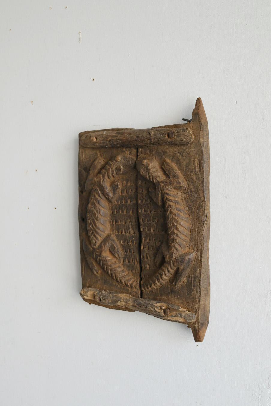 Alte kleine Holztür eines afrikanischen Dogon-Granarien/Wandbehangsobjekts/20. Jahrhunderts (Malisch) im Angebot