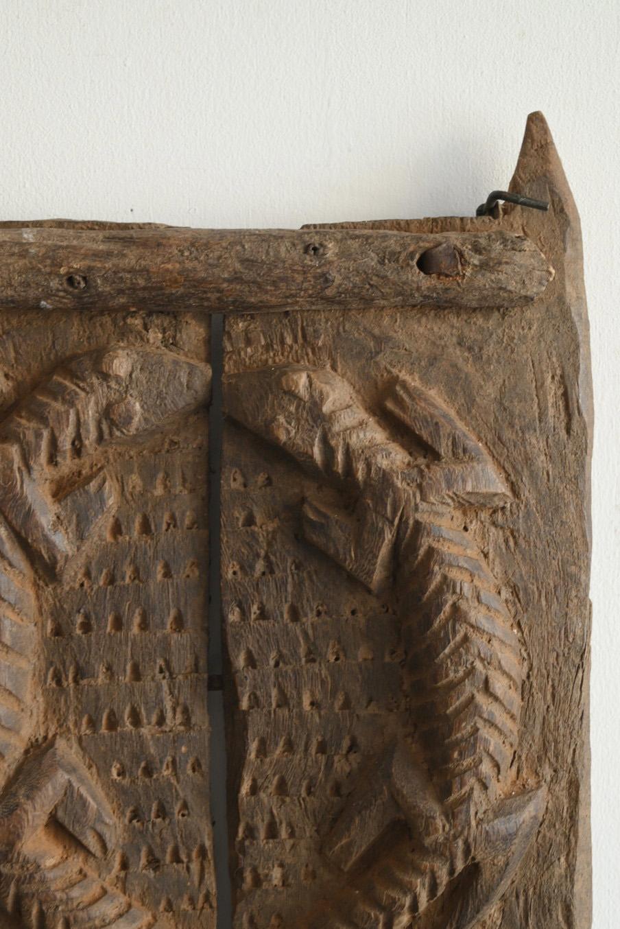 Alte kleine Holztür eines afrikanischen Dogon-Granarien/Wandbehangsobjekts/20. Jahrhunderts (Handgeschnitzt) im Angebot