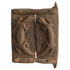 Vieille petite porte en bois d'un granaire/objet de suspension de mur africain Dogon/20e siècle