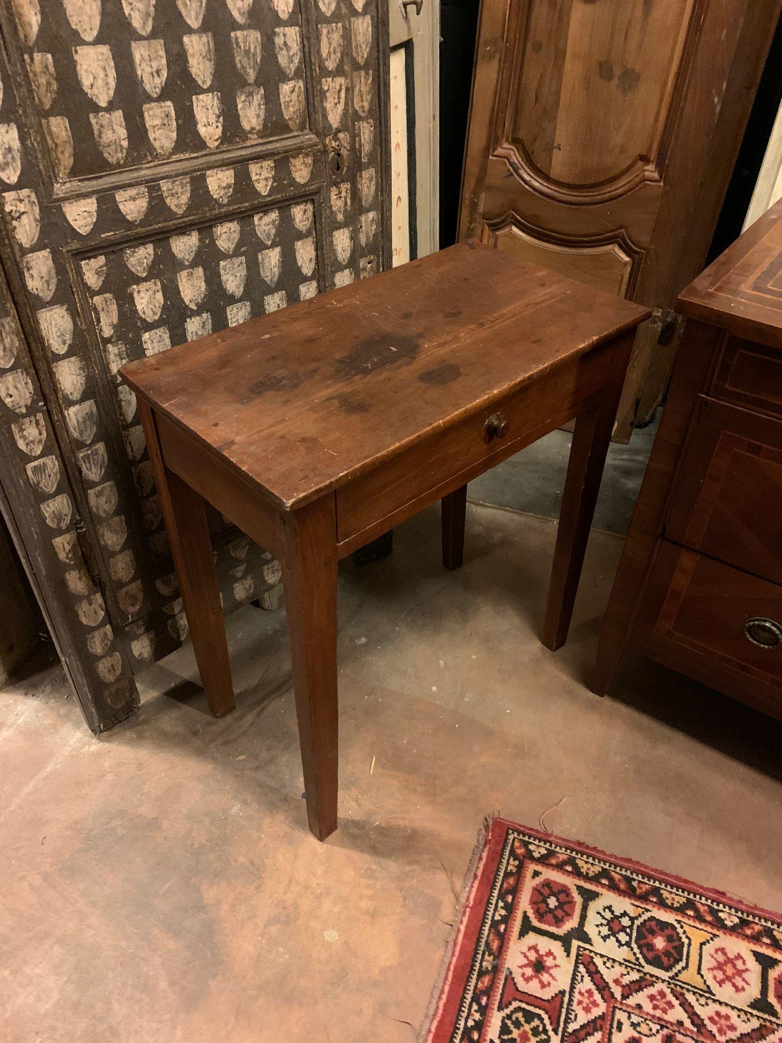 old small table, writing desk with drawer, spiked legs, made of walnut wood in Italy, late 19th century.
Also ideal as a side table or as a small apartment desk.
Maximum measurement w 72 x d 40 x h 78 cm
