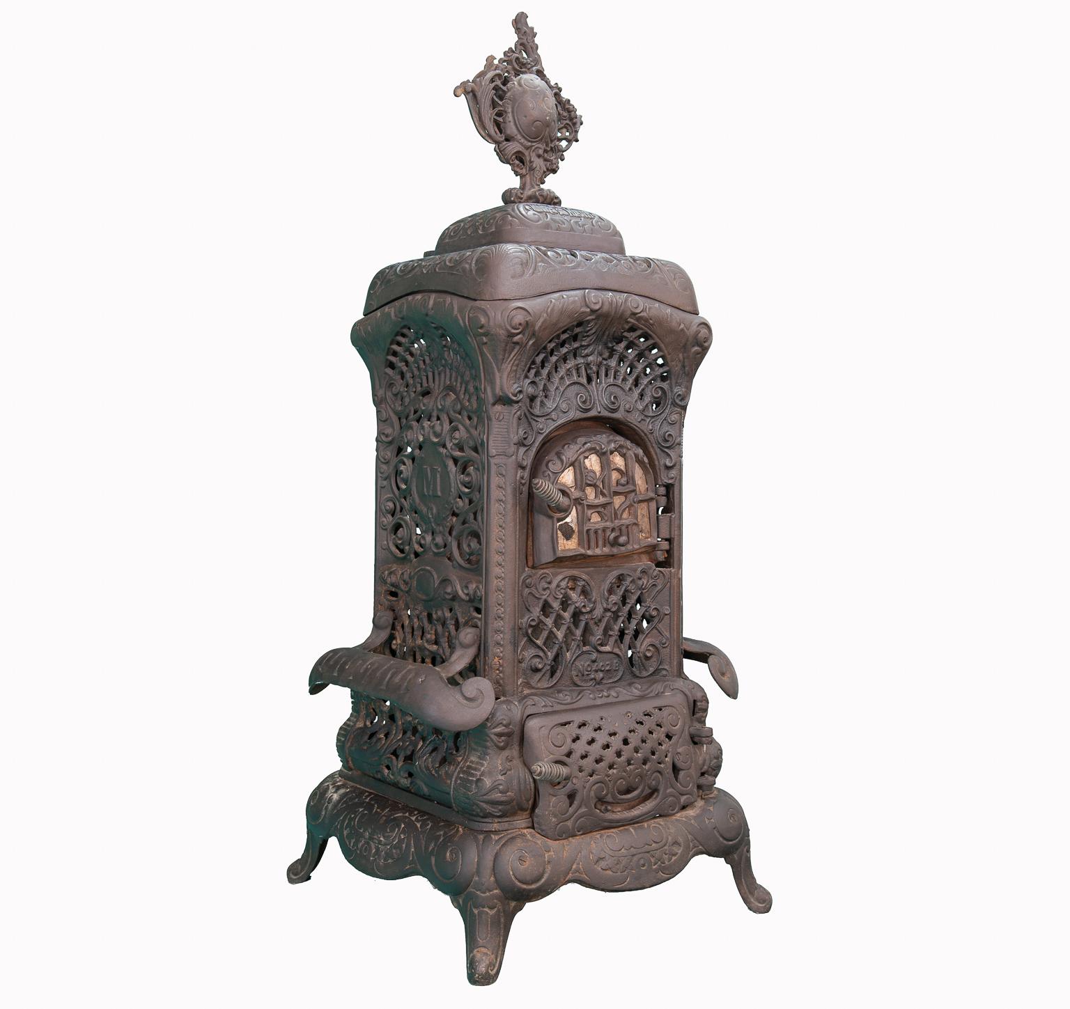 Old solid iron stove, it is a very old stove is unknown the origin and manufacture, has slight details for the antiquity. It is very heavy and solid.