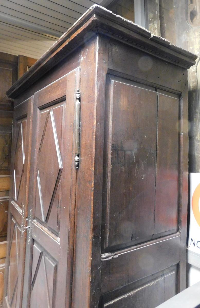 Old Solid Oak Wood Wardrobe with Lozenge Shaped Tiles, 18th Century Italy In Good Condition For Sale In Cuneo, Italy (CN)