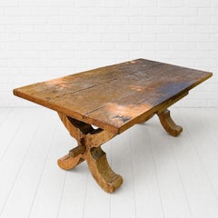 Ancienne table de réfectoire à tréteaux en teck massif, dotée d'impressionnants supports d'extrémité sculptés en volutes