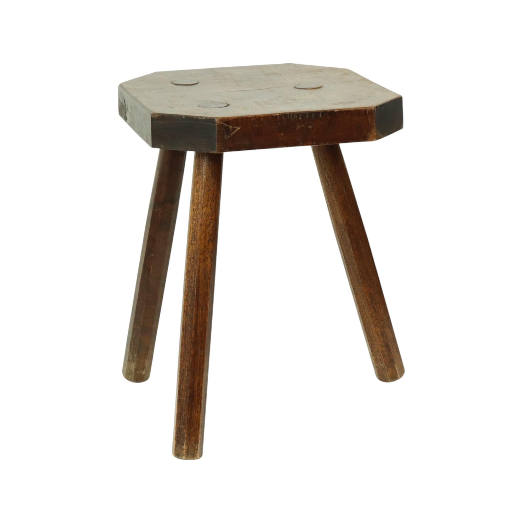 Ancien tabouret à lait en bois massif Tripode 40cm en vente 6