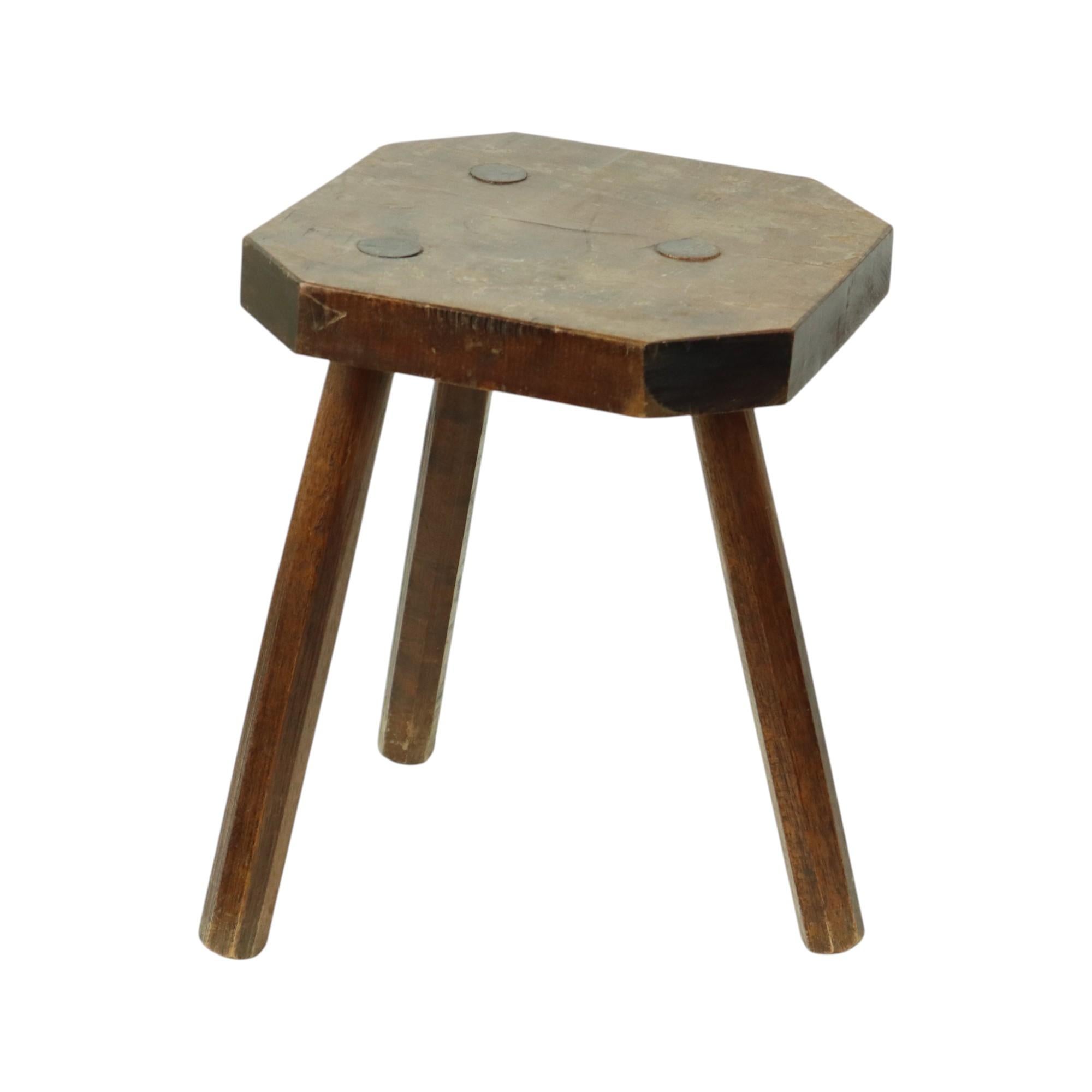 Ancien tabouret à lait en bois massif Tripode 40cm en vente 7