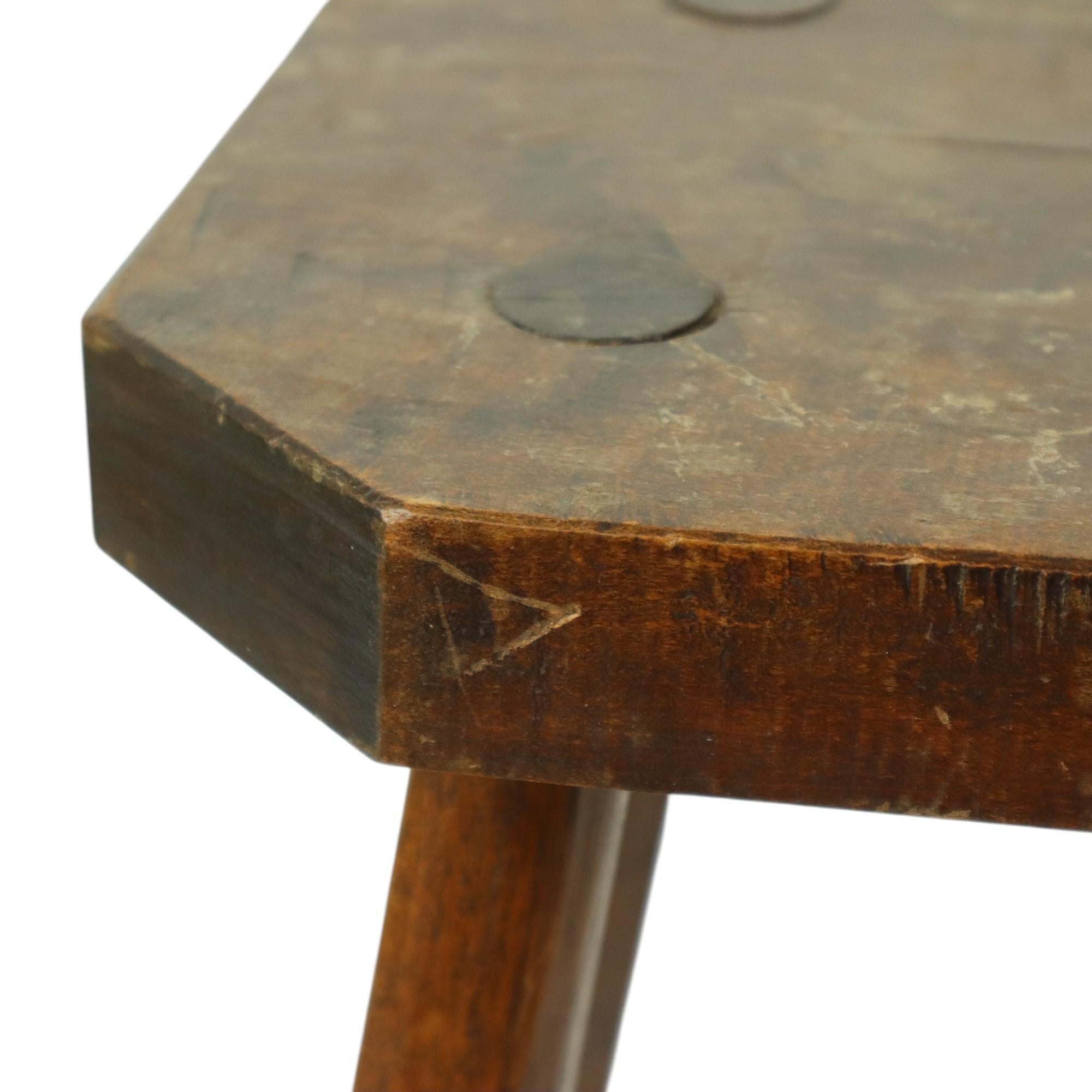 Ancien tabouret à lait en bois massif Tripode 40cm en vente 8