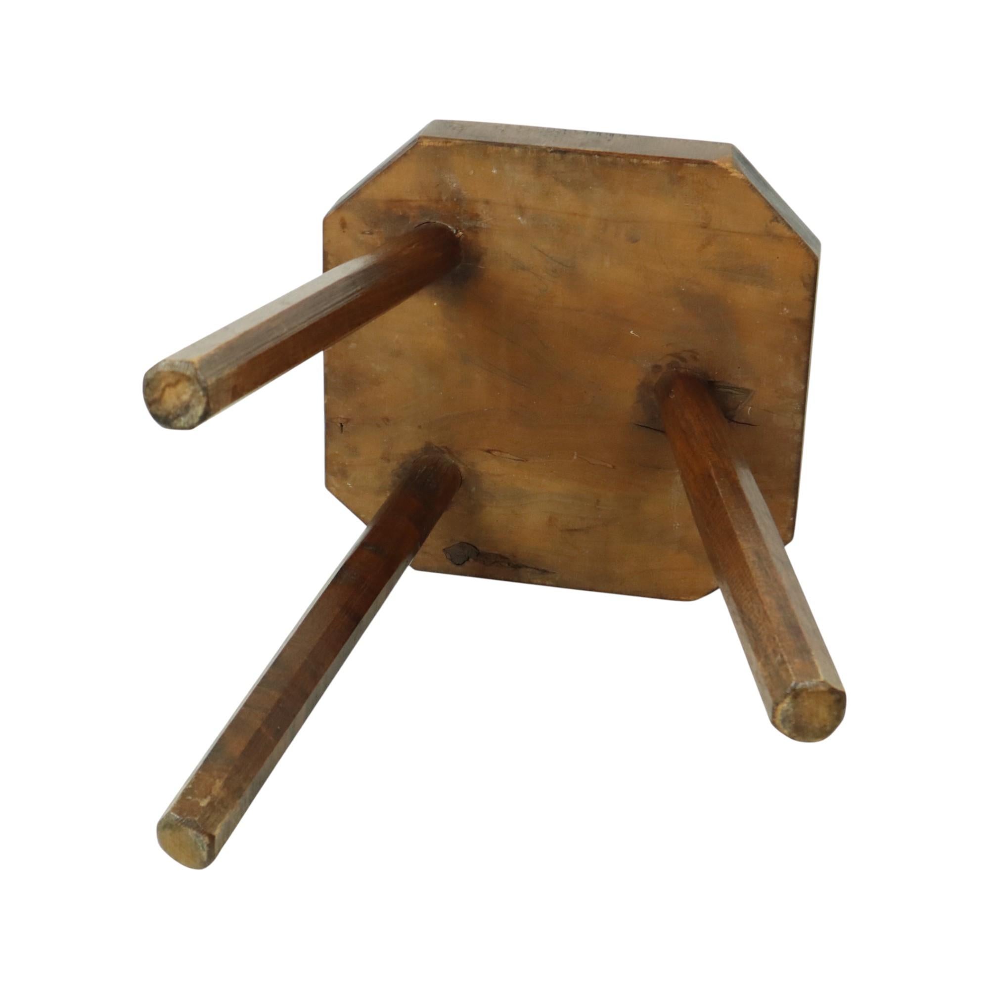 Ancien tabouret à lait en bois massif Tripode 40cm en vente 9