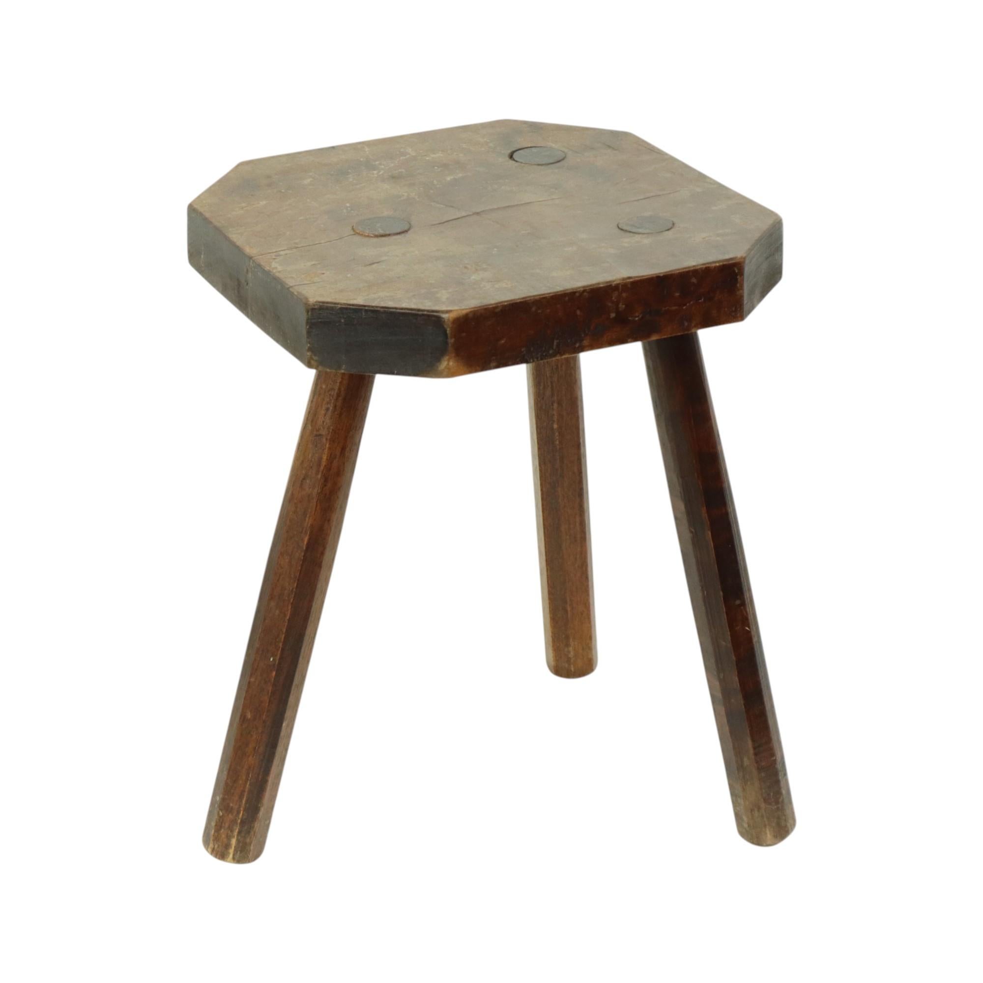 Ancien tabouret à lait en bois massif Tripode 40cm Bon état - En vente à Poperinge, BE