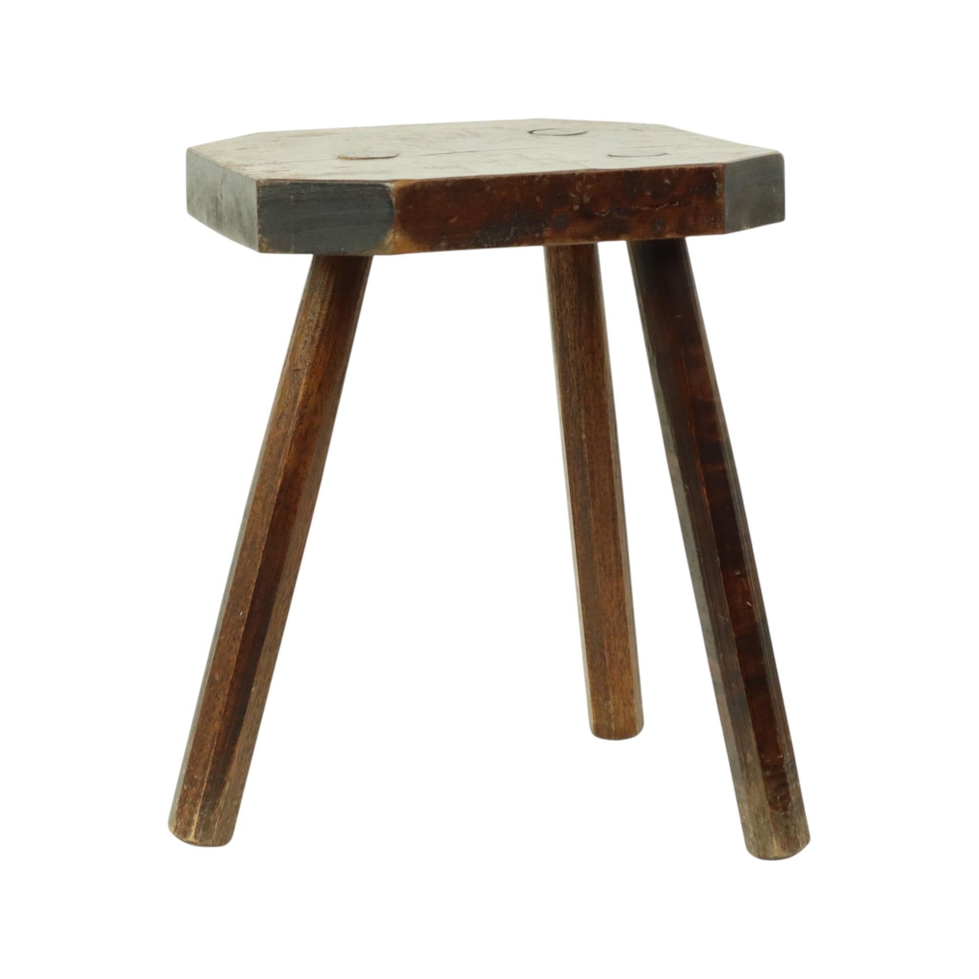 Début du 20ème siècle Ancien tabouret à lait en bois massif Tripode 40cm en vente