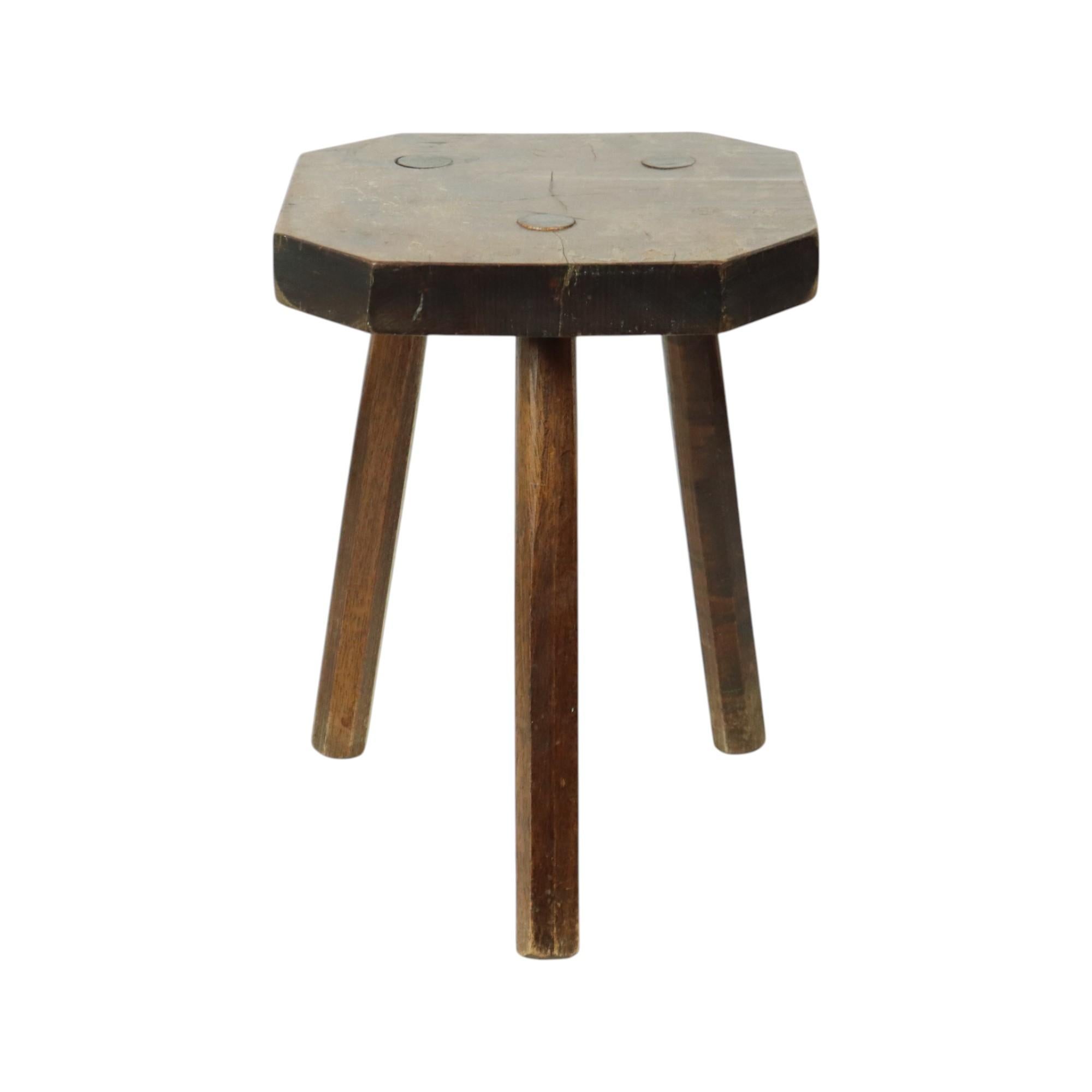 Bois Ancien tabouret à lait en bois massif Tripode 40cm en vente