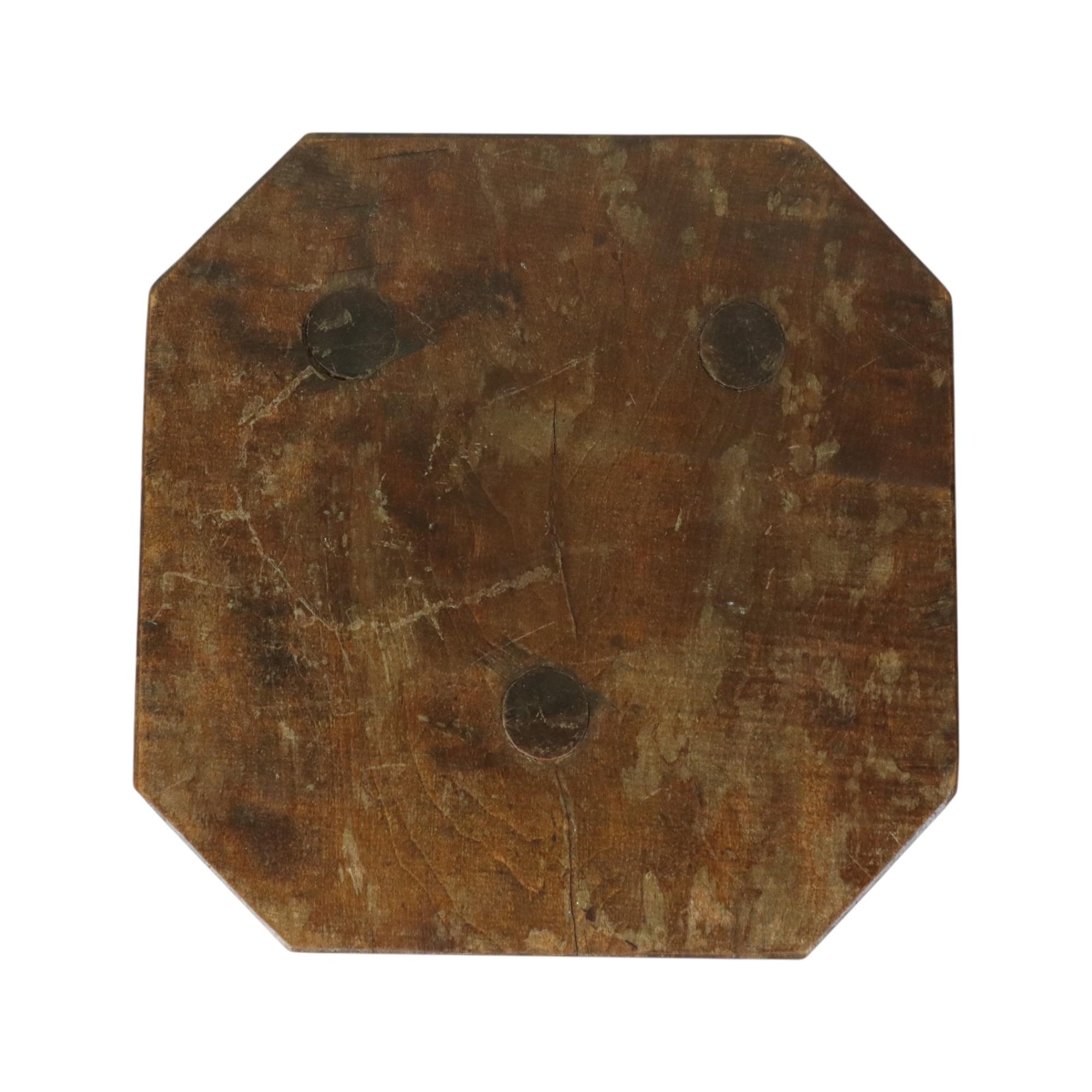 Ancien tabouret à lait en bois massif Tripode 40cm en vente 1