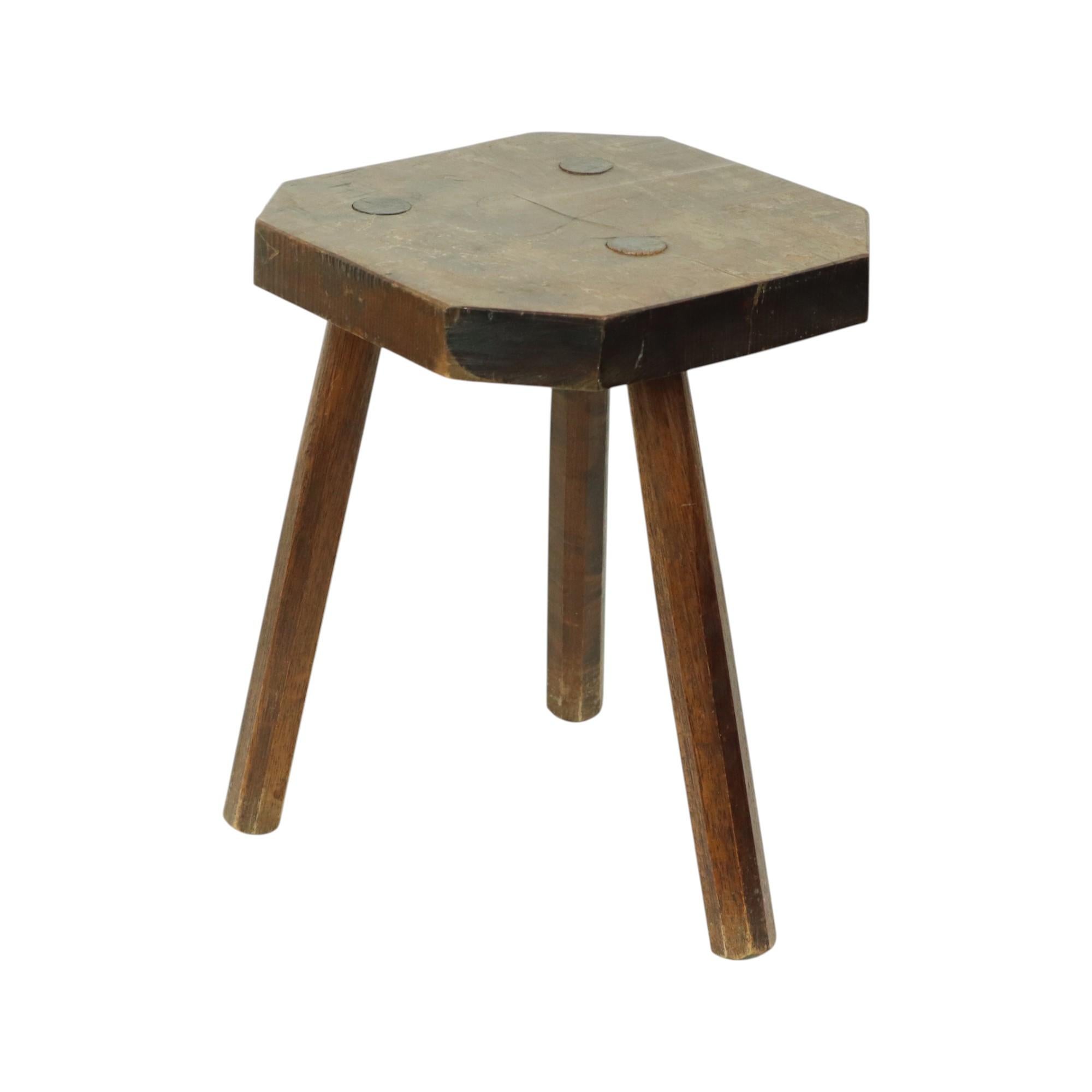 Ancien tabouret à lait en bois massif Tripode 40cm en vente 2