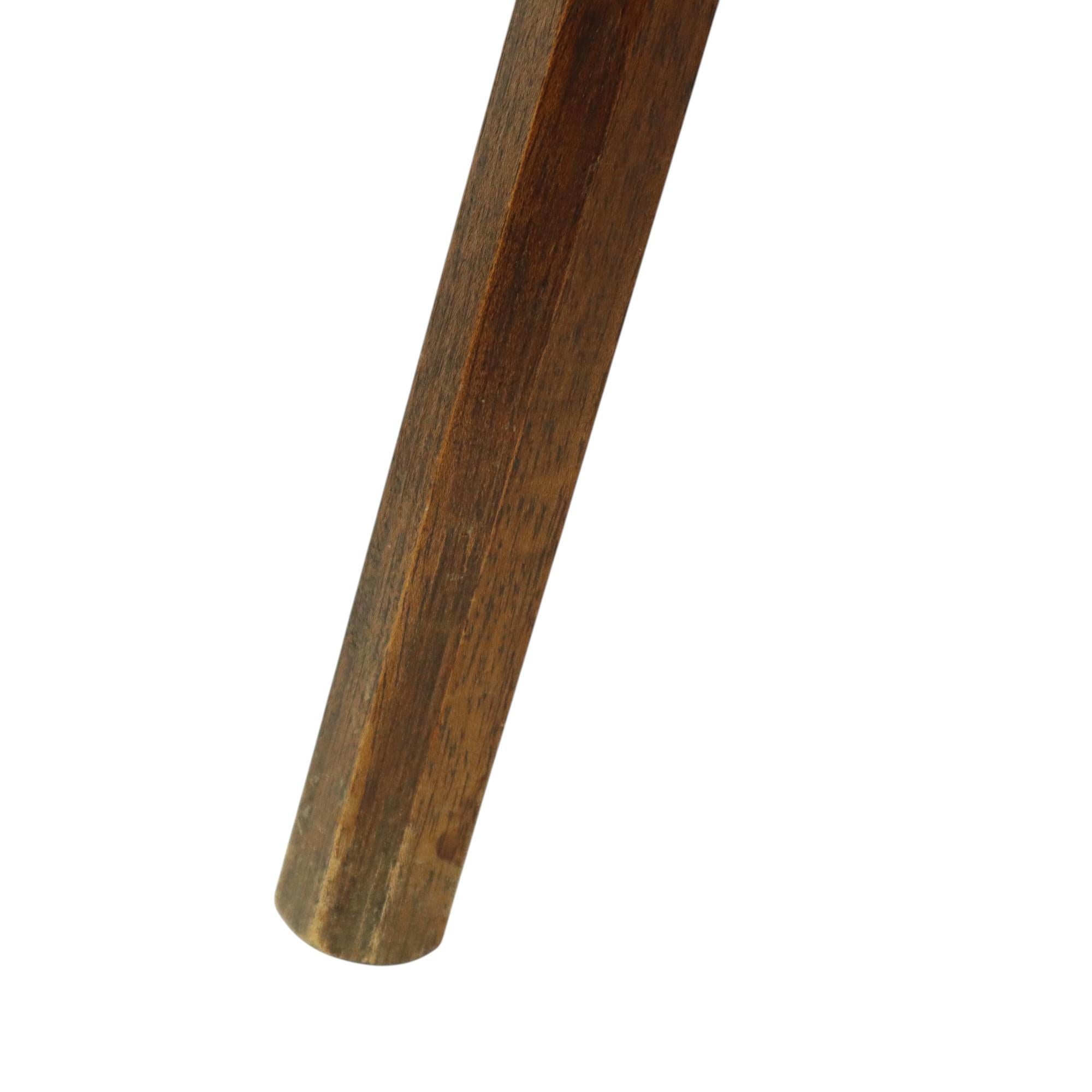 Ancien tabouret à lait en bois massif Tripode 40cm en vente 3