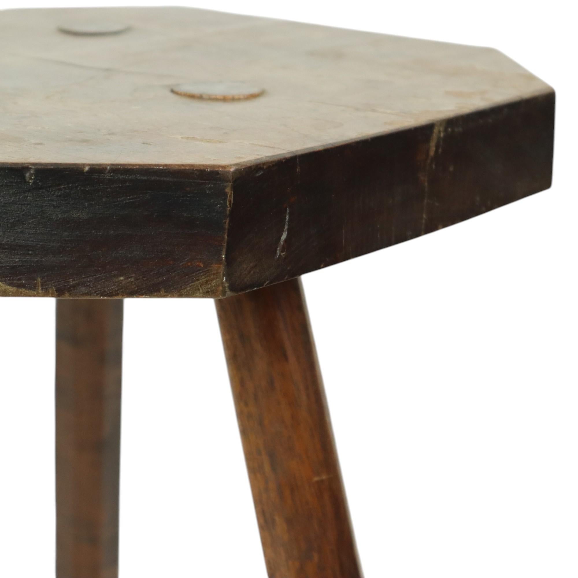 Ancien tabouret à lait en bois massif Tripode 40cm en vente 4
