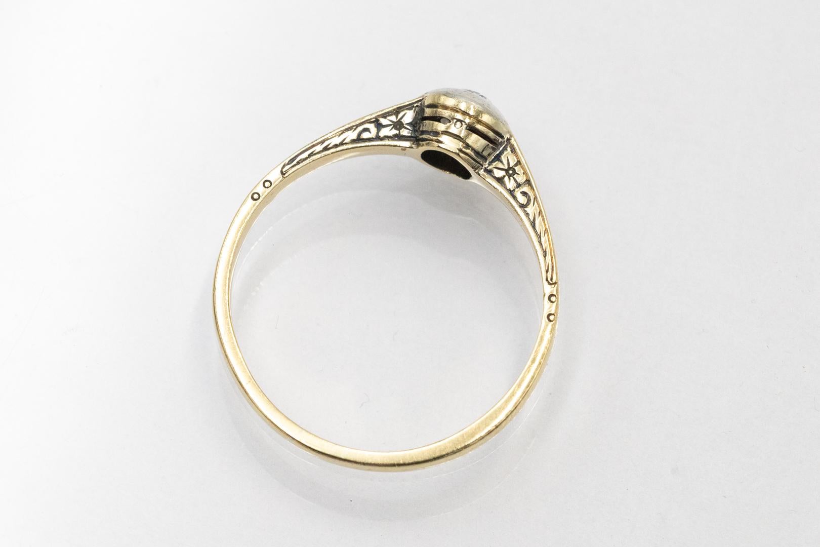 Old solitaire ring with a diamond in an old brilliant cut weighing 0.20 ct. In Good Condition For Sale In Chorzów, PL
