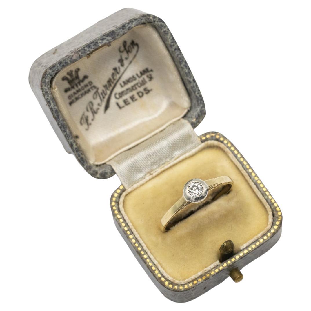 Old solitaire ring with a diamond in an old brilliant cut weighing 0.20 ct.