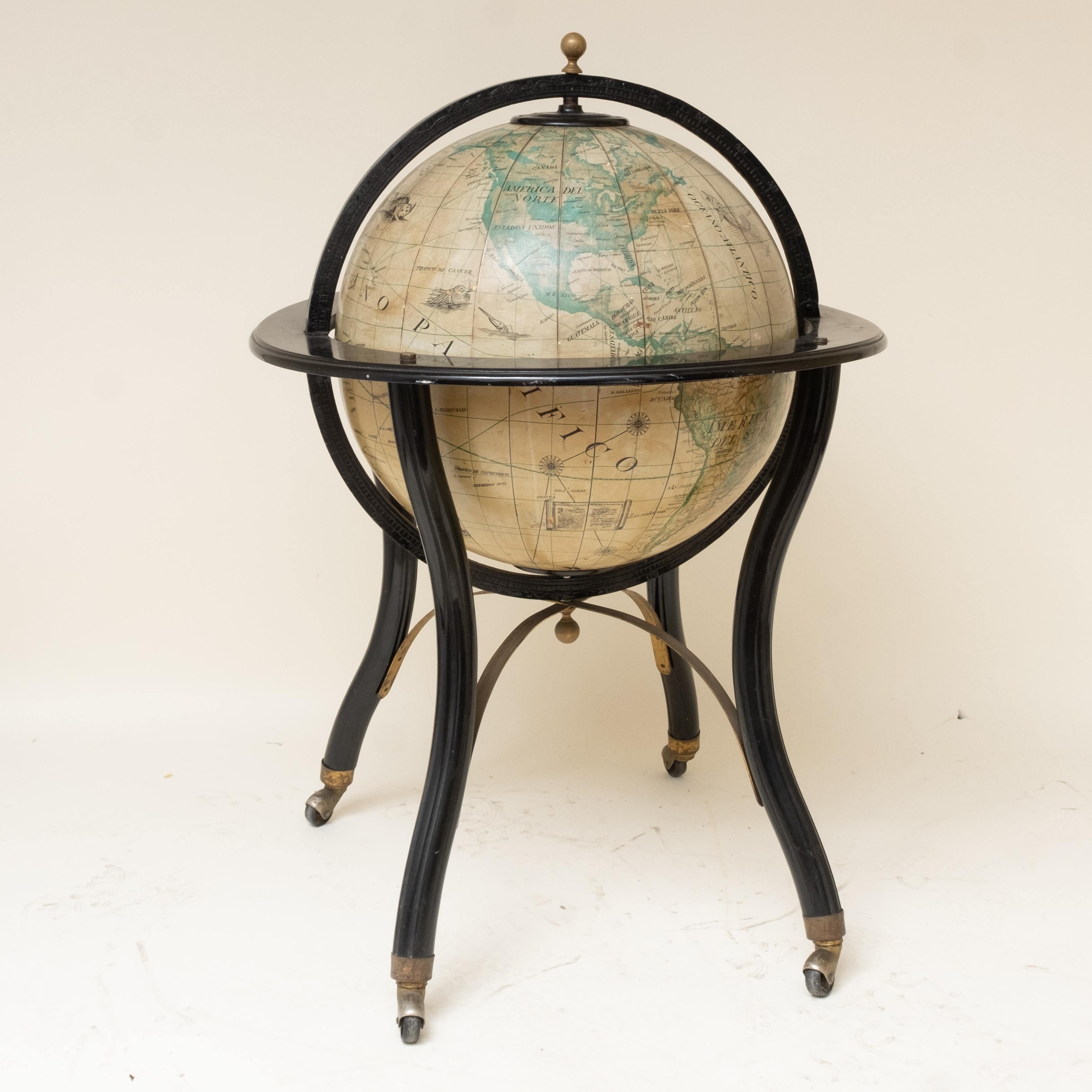 Vieux globe espagnol. Fabricant identifié mais de façon illisible - voir photo. Le globe est monté dans un cadre en bois ébonisé, en laiton et en acier