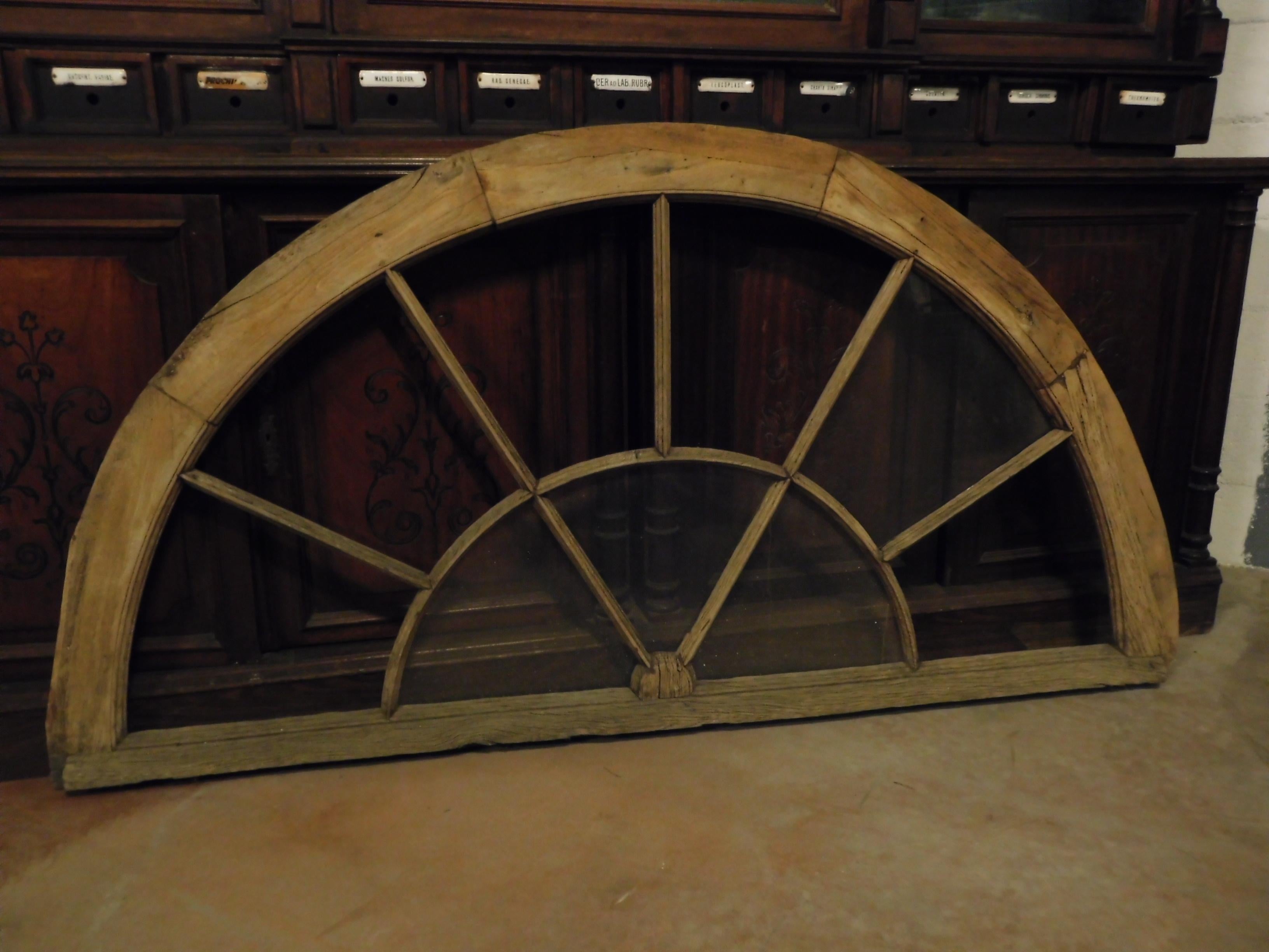 Old glazed rib, wooden over door lunette, suitable for giving light to doors or entrances, will be sold without glass for transport and the excellent price, built in the mid-1900s in Italy.
It can also be used for imaginative uses as a headboard or