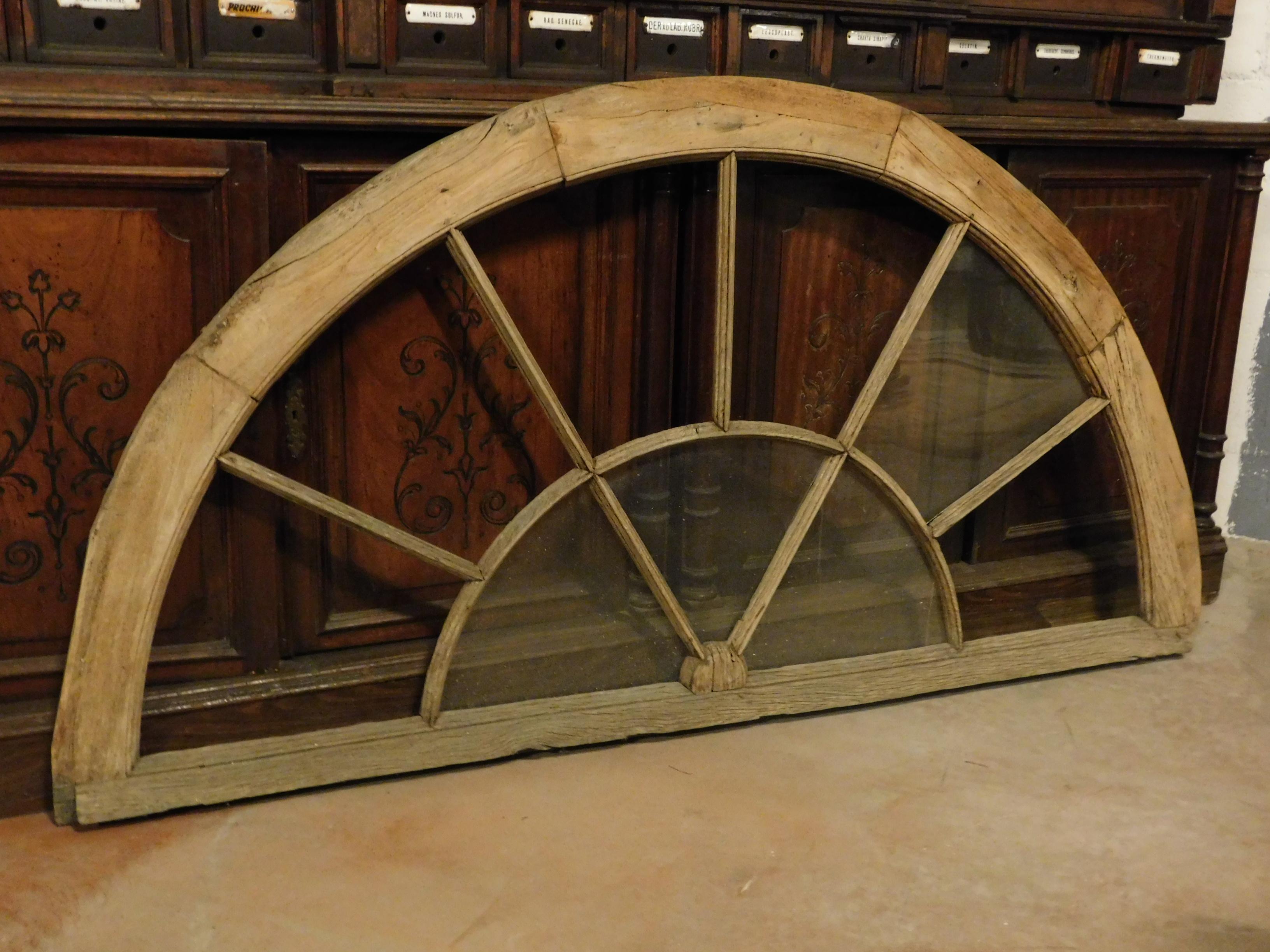 Altes Buntglasfenster:: Holz über Türlünette:: 20. Jahrhundert:: Italien im Zustand „Gut“ im Angebot in Cuneo, Italy (CN)