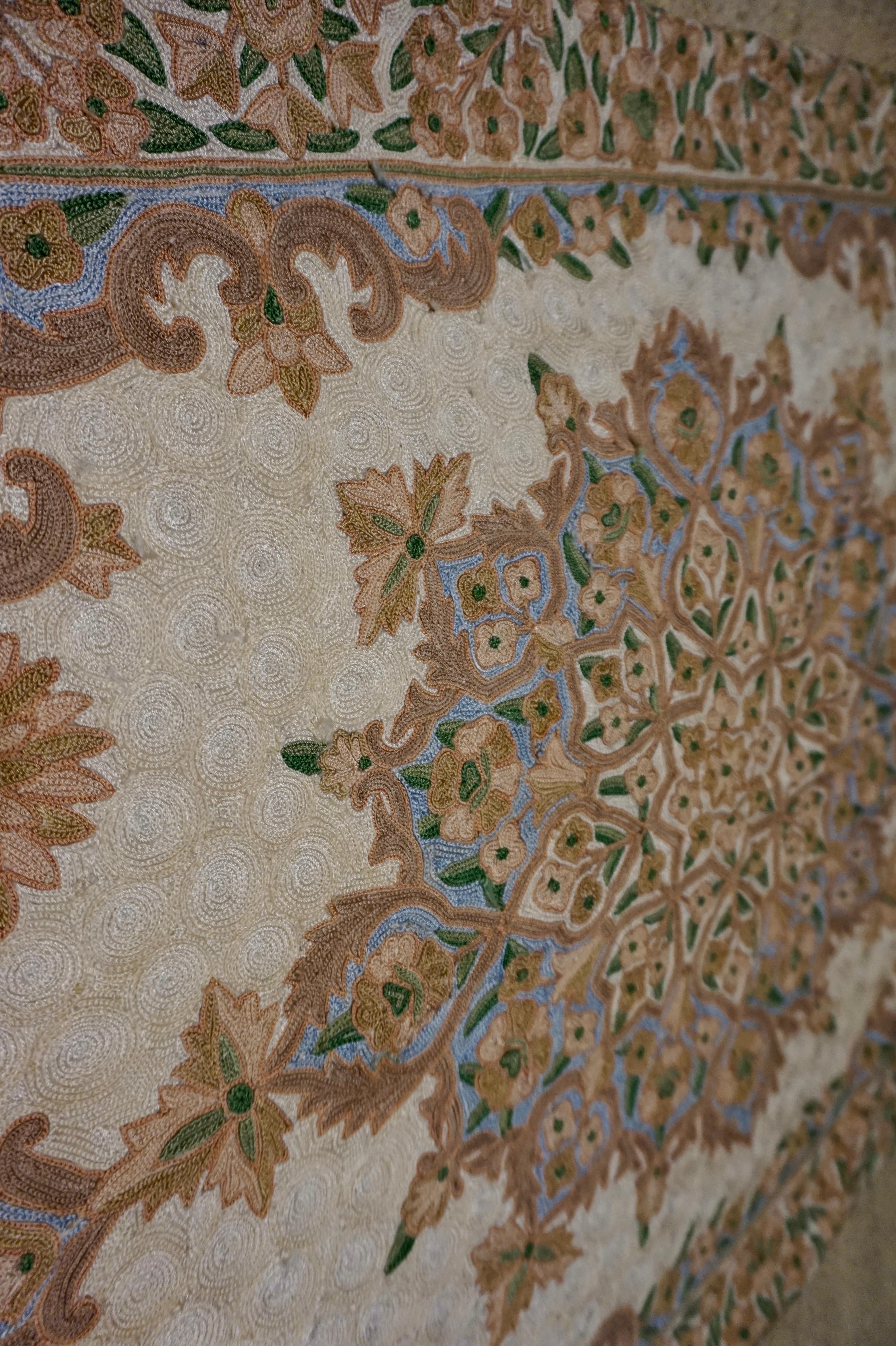 Indien Tapisserie de tapisserie fine en soie sur coton fine avec points de chaîne Cachemire (années 1960) en vente