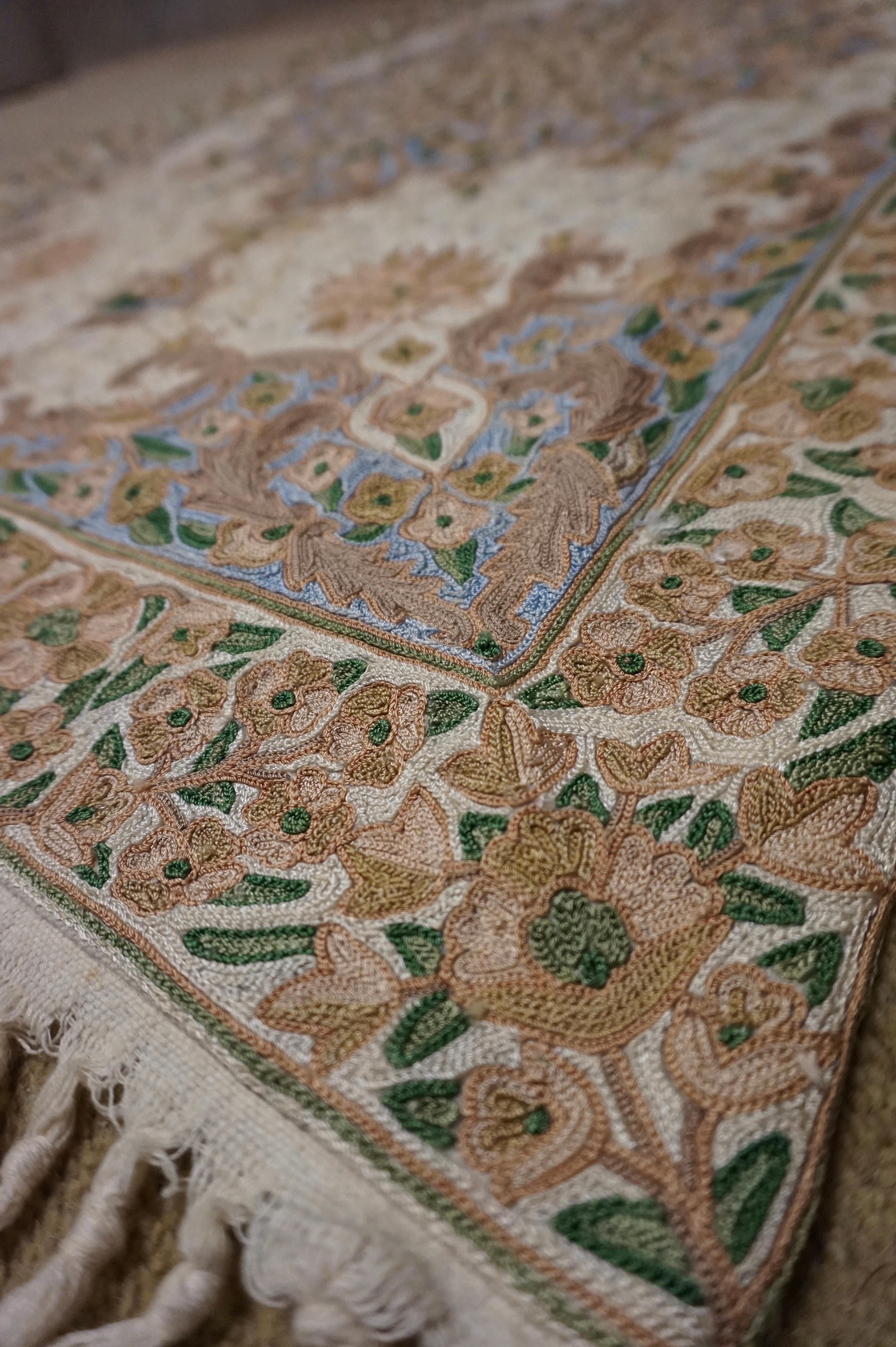 Tapisserie de tapisserie fine en soie sur coton fine avec points de chaîne Cachemire (années 1960) Bon état - En vente à Vancouver, British Columbia
