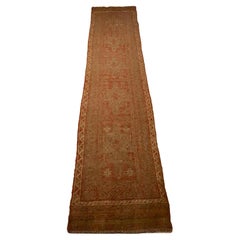 Long tapis de couloir Kilim noué à la main en vieux stock aux teintes subtiles et sourdes