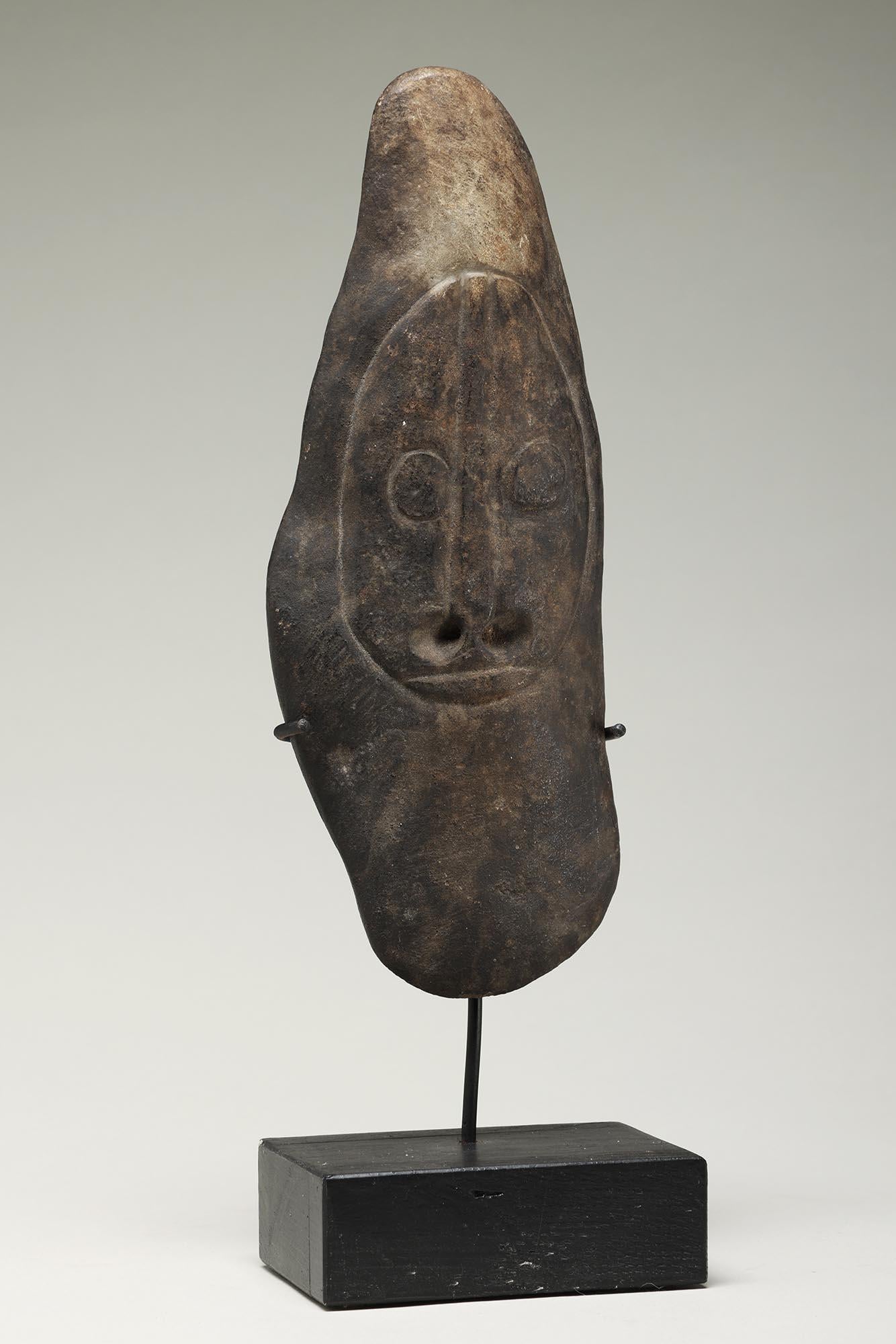 Antica ascia di pietra con volto scolpito e naso forato, Papua Nuova Guinea su base personalizzata In condizioni deteriorate in vendita a Point Richmond, CA