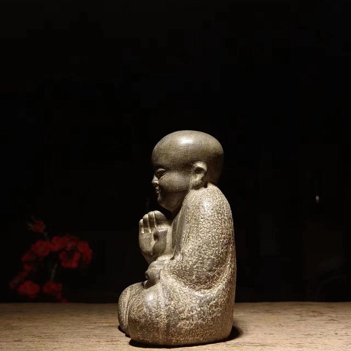 XIXe siècle Old Stone Carving Young Sitting Monk Statue with One Hand Straight Up (Statue de moine assis avec une main levée) en vente