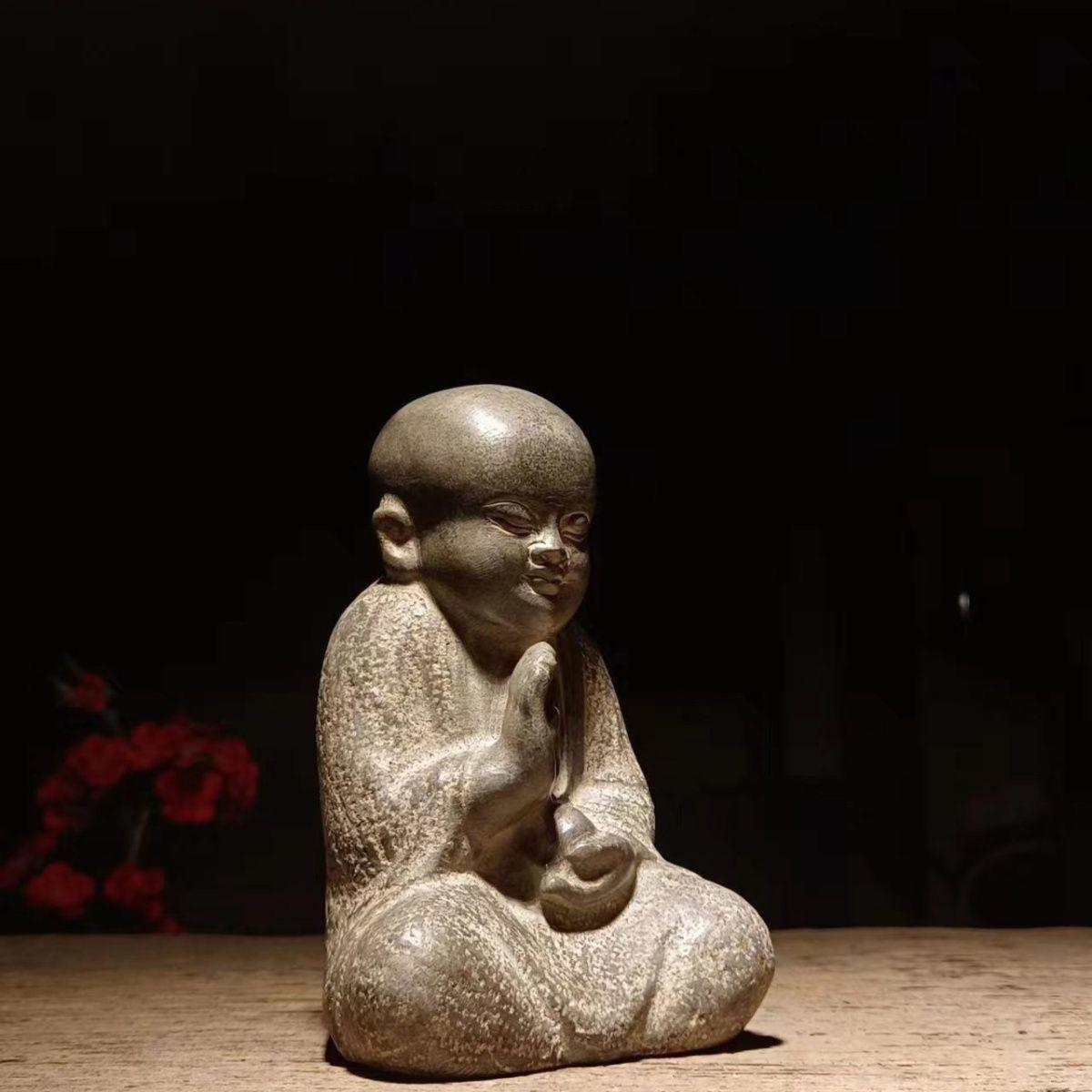 Pierre Old Stone Carving Young Sitting Monk Statue with One Hand Straight Up (Statue de moine assis avec une main levée) en vente