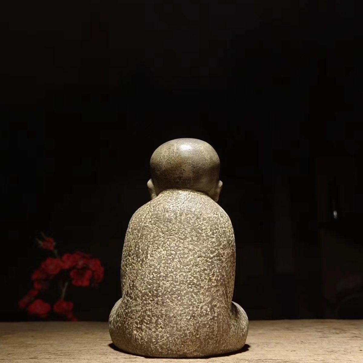 Old Stone Carving Young Sitting Monk Statue with One Hand Straight Up (Statue de moine assis avec une main levée) en vente 2