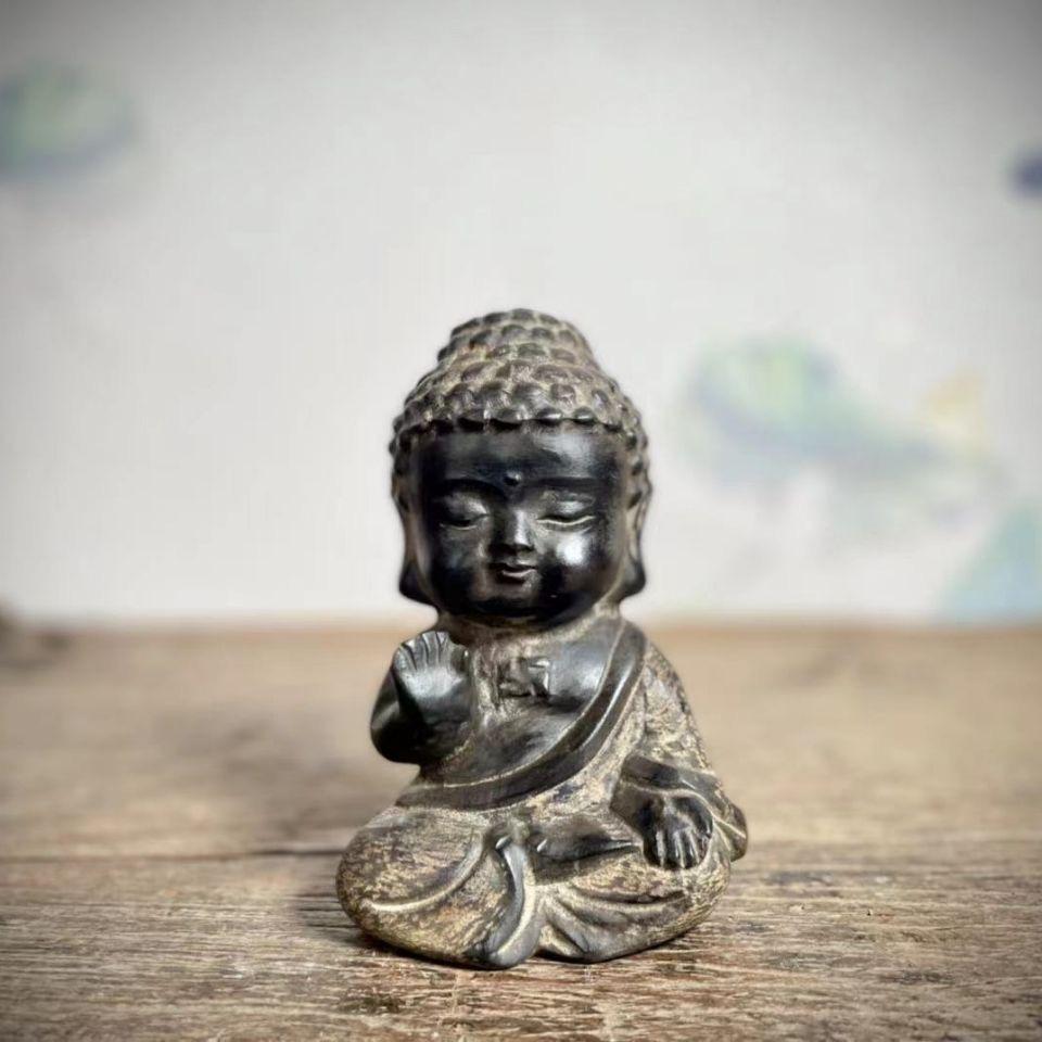 Cette ancienne sculpture en pierre d'une jeune statue du Bouddha Sakyamuni assis est une représentation unique et profonde qui capture les débuts de la vie du Bouddha historique, Siddhartha Gautama, avant son illumination.

Le Bouddha Sakyamuni,