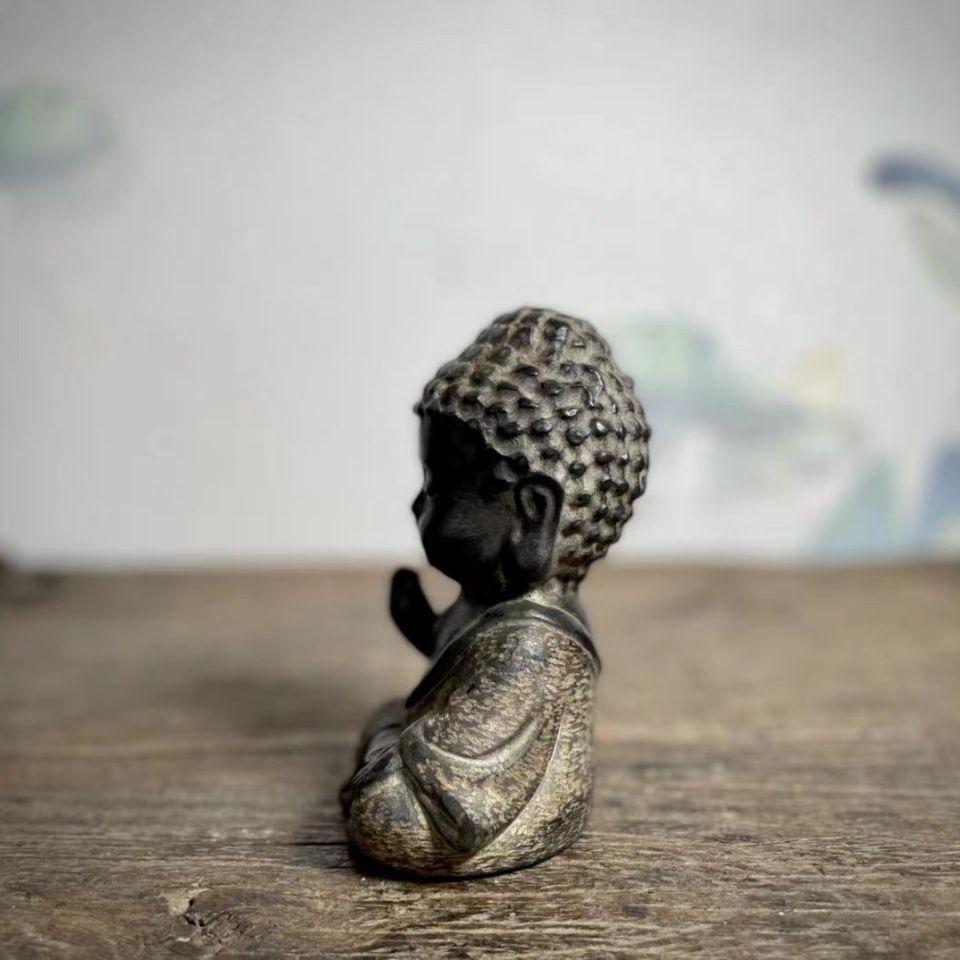 Statue de Bouddha Sakyamuni assis en pierre ancienne sculptée en vente 1