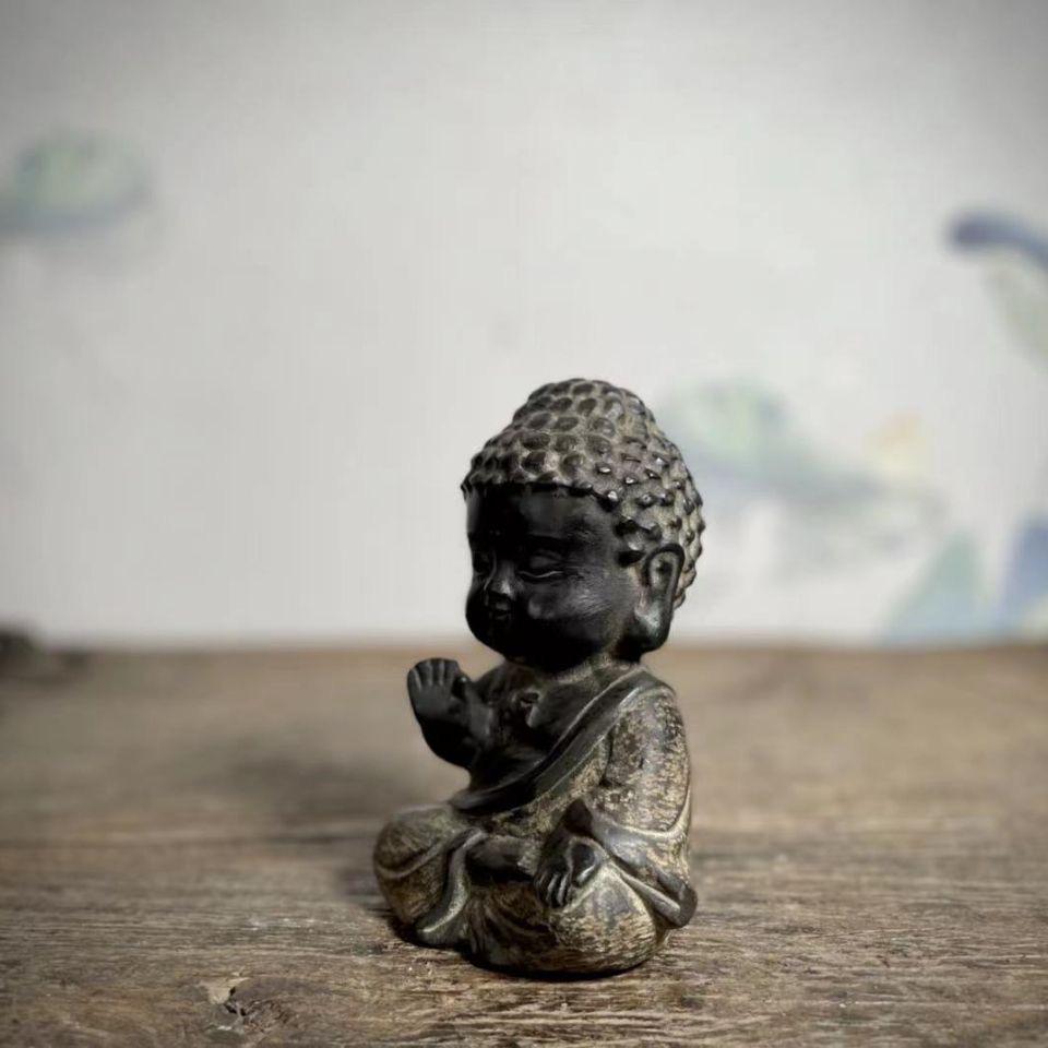 Statue de Bouddha Sakyamuni assis en pierre ancienne sculptée en vente 2