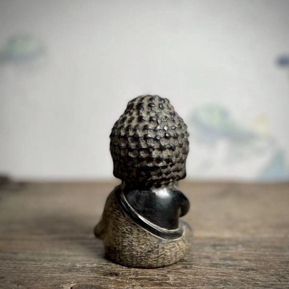 Statue de Bouddha Sakyamuni assis en pierre ancienne sculptée en vente 4