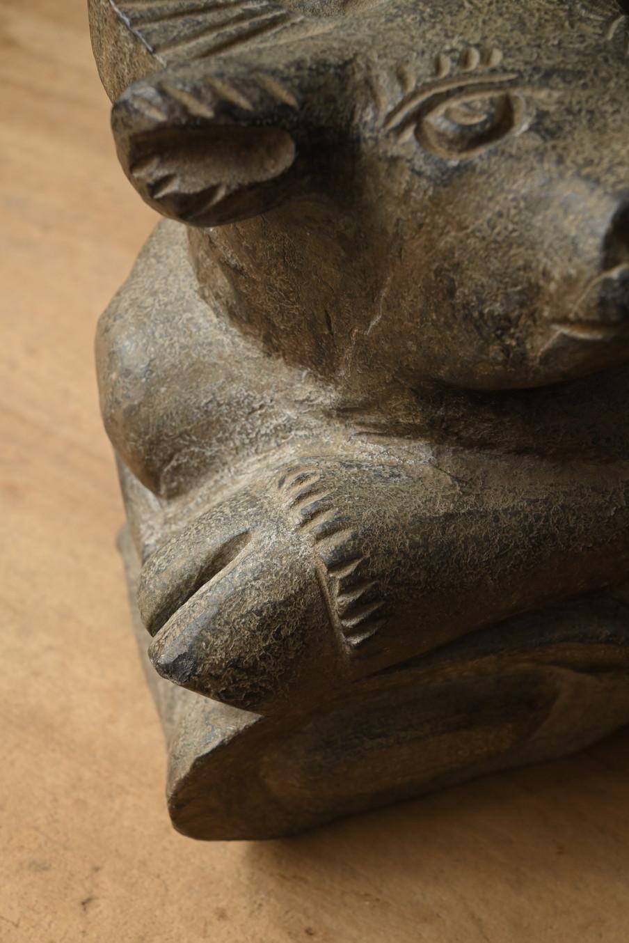 Old stone cow figurine from Korea or Japan/Before the 19th century/Deified cow In Good Condition For Sale In Sammu-shi, Chiba