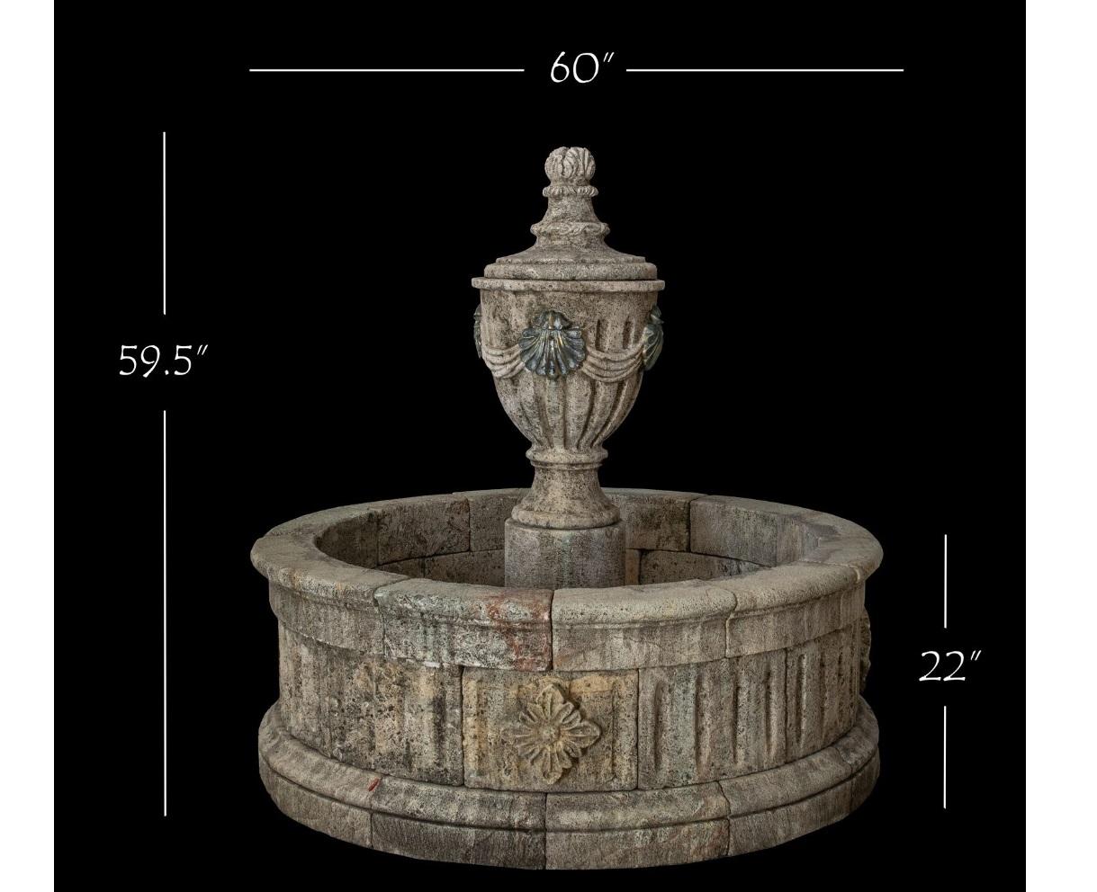 Questa antica fontana in pietra calcarea francese è stata scolpita a mano a metà del XVII secolo e installata in una casa di campagna francese. Il pezzo è stato ben conservato nel corso degli anni ed è stato recentemente recuperato dal nostro team.