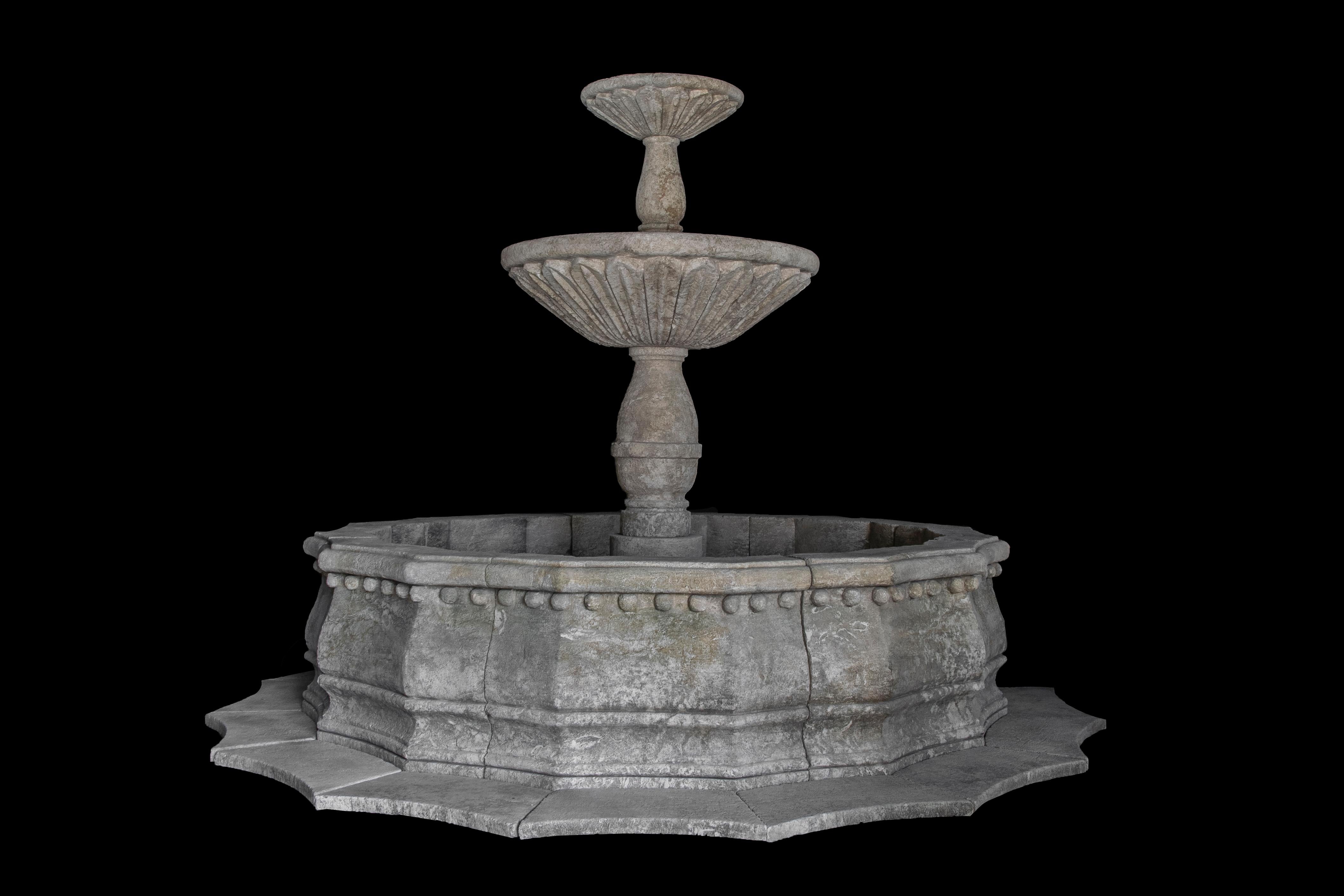 Cette ancienne fontaine française en pierre calcaire a été sculptée à la main au milieu du XVIIe siècle et installée dans une maison de campagne française. La pièce a été bien conservée au fil des ans et a été récemment récupérée par notre équipe.