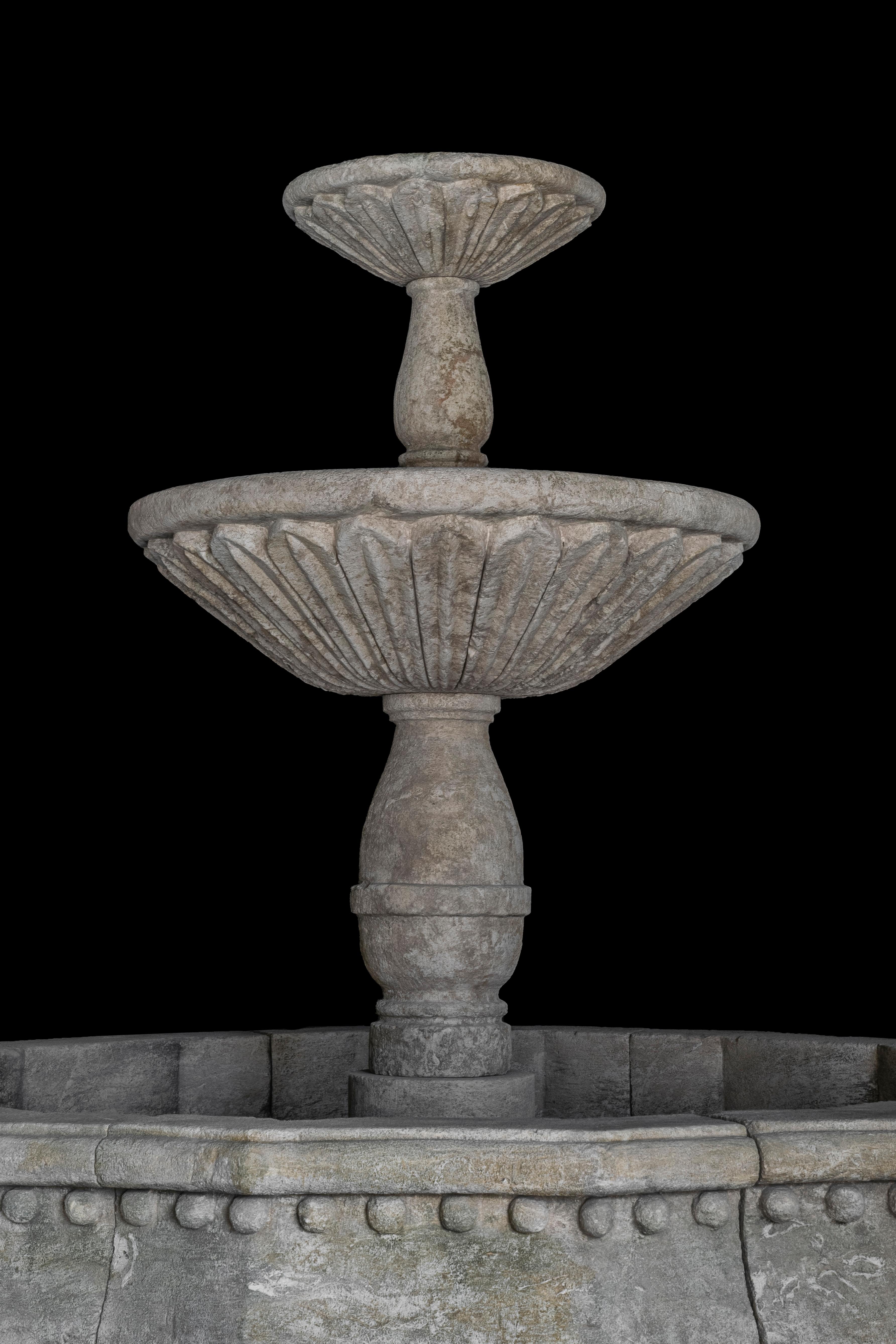 Français Ancienne fontaine en pierre - Fontaine de piscine en pierre calcaire - Fontaine de jardin antique