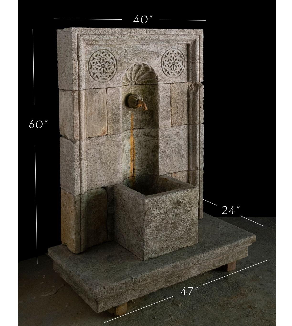 Dieser alte französische Kalksteinbrunnen wurde in der Mitte des 17. Jahrhunderts von Hand geschnitzt und in einem französischen Landhaus installiert. Das Stück ist über die Jahre hinweg gut erhalten geblieben und wurde vor kurzem von unserem Team