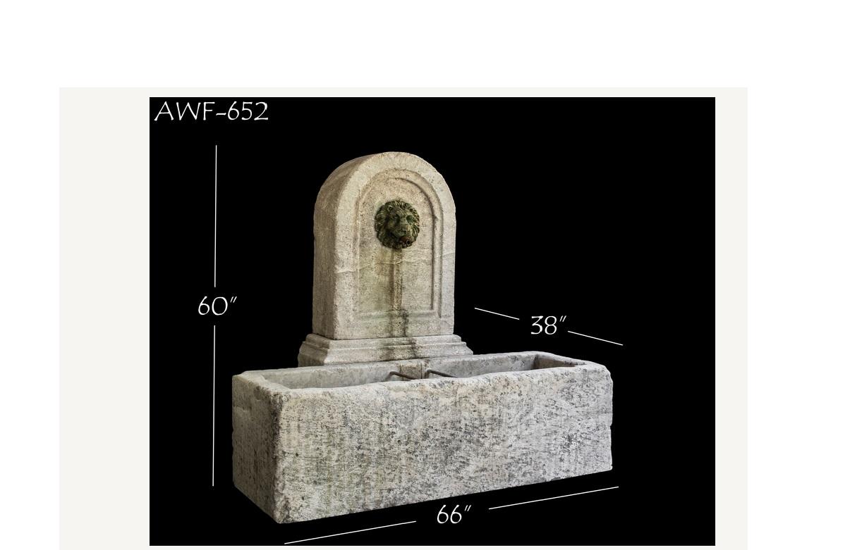 Dieser alte französische Kalksteinbrunnen wurde in der Mitte des 17. Jahrhunderts von Hand geschnitzt und in einem französischen Landhaus installiert. Das Stück ist über die Jahre hinweg gut erhalten geblieben und wurde vor kurzem von unserem Team