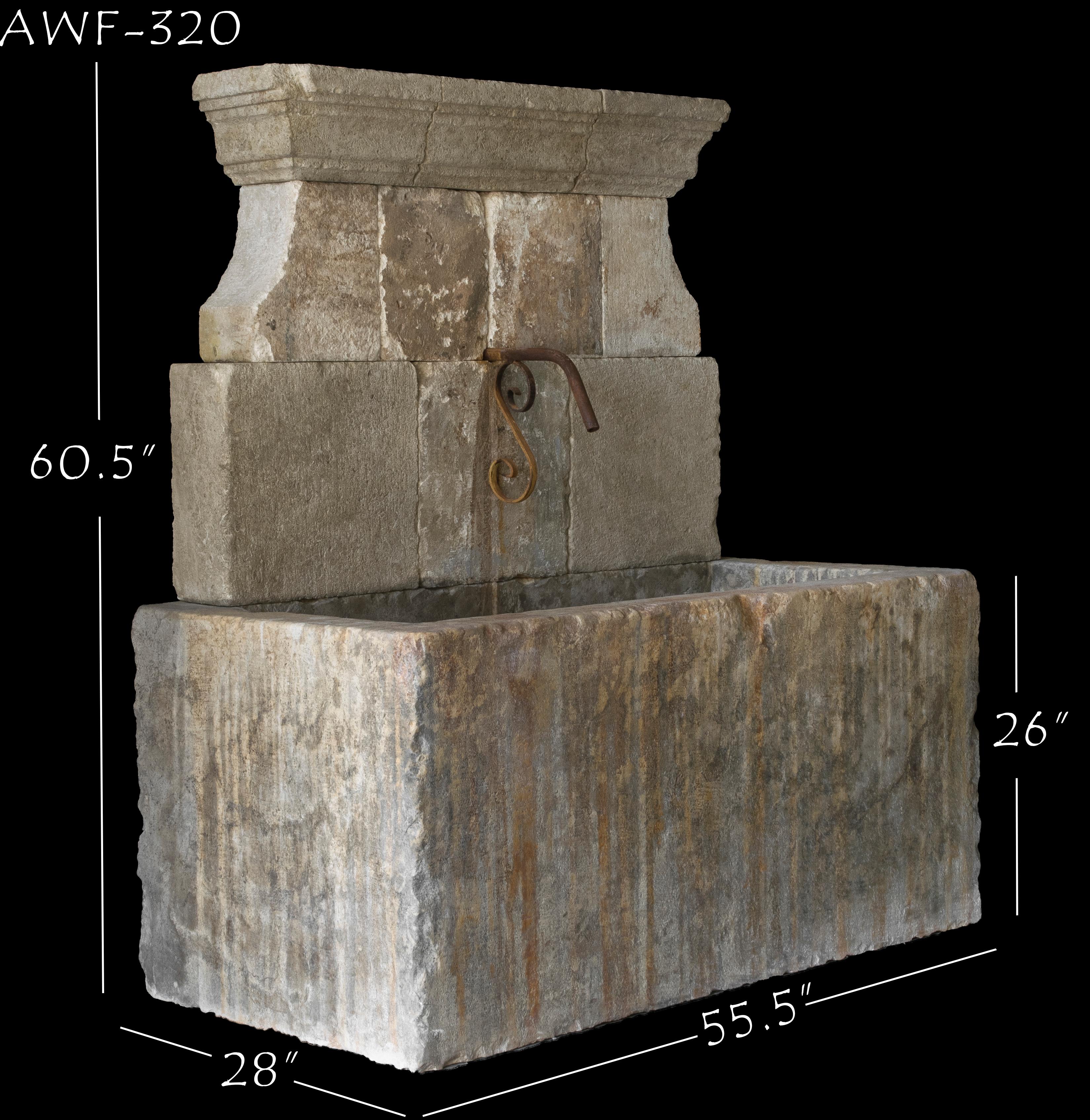 Esta antigua fuente francesa de piedra caliza fue tallada a mano a mediados del siglo XVII e instalada en una casa de la campiña francesa. La pieza se ha conservado bien a lo largo de los años y nuestro equipo la ha recuperado recientemente. El