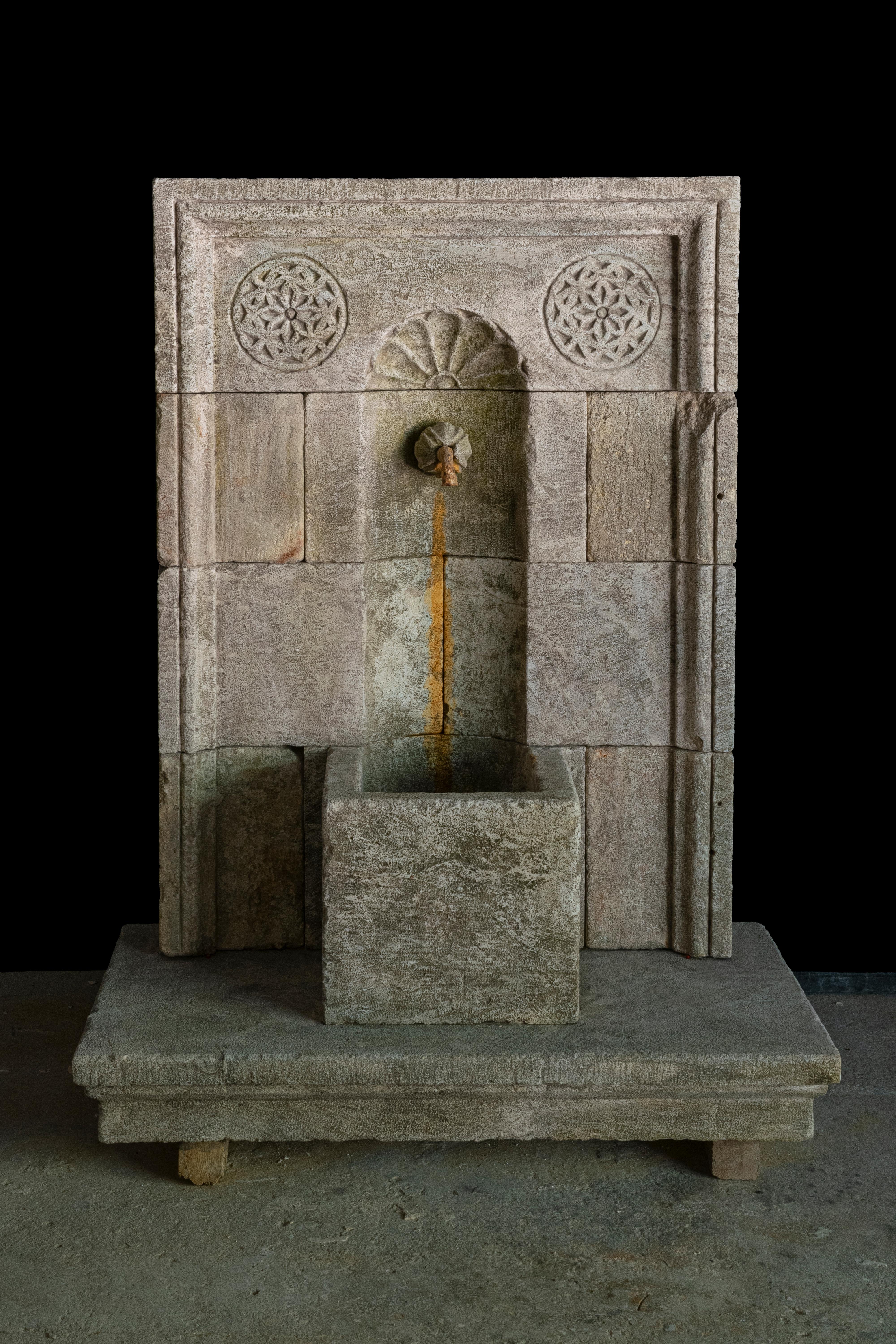 Old Stone Fountain – Kalkstein-Wandbrunnen – Antiker Gartenbrunnen (Rustikal) im Angebot