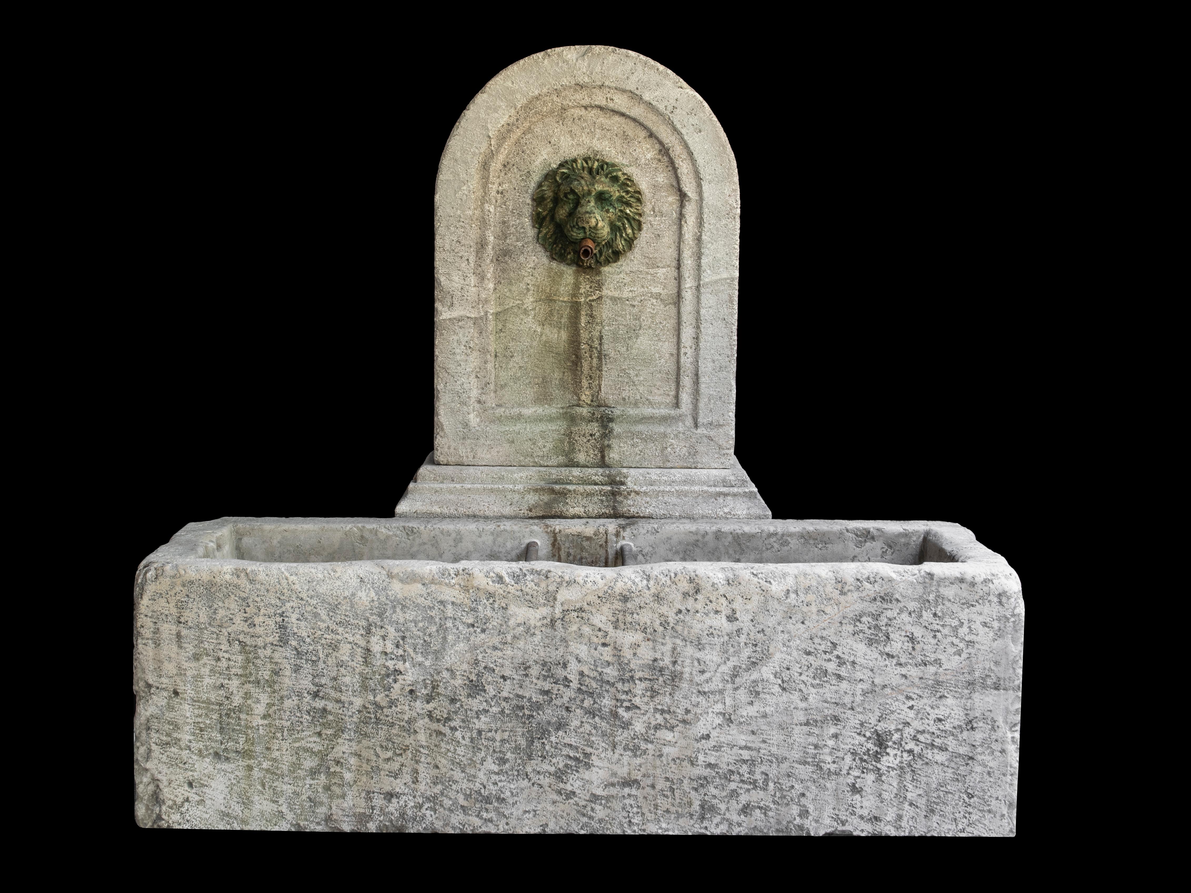 Old Stone Fountain – Kalkstein-Wandbrunnen – Antiker Gartenbrunnen (Rustikal) im Angebot