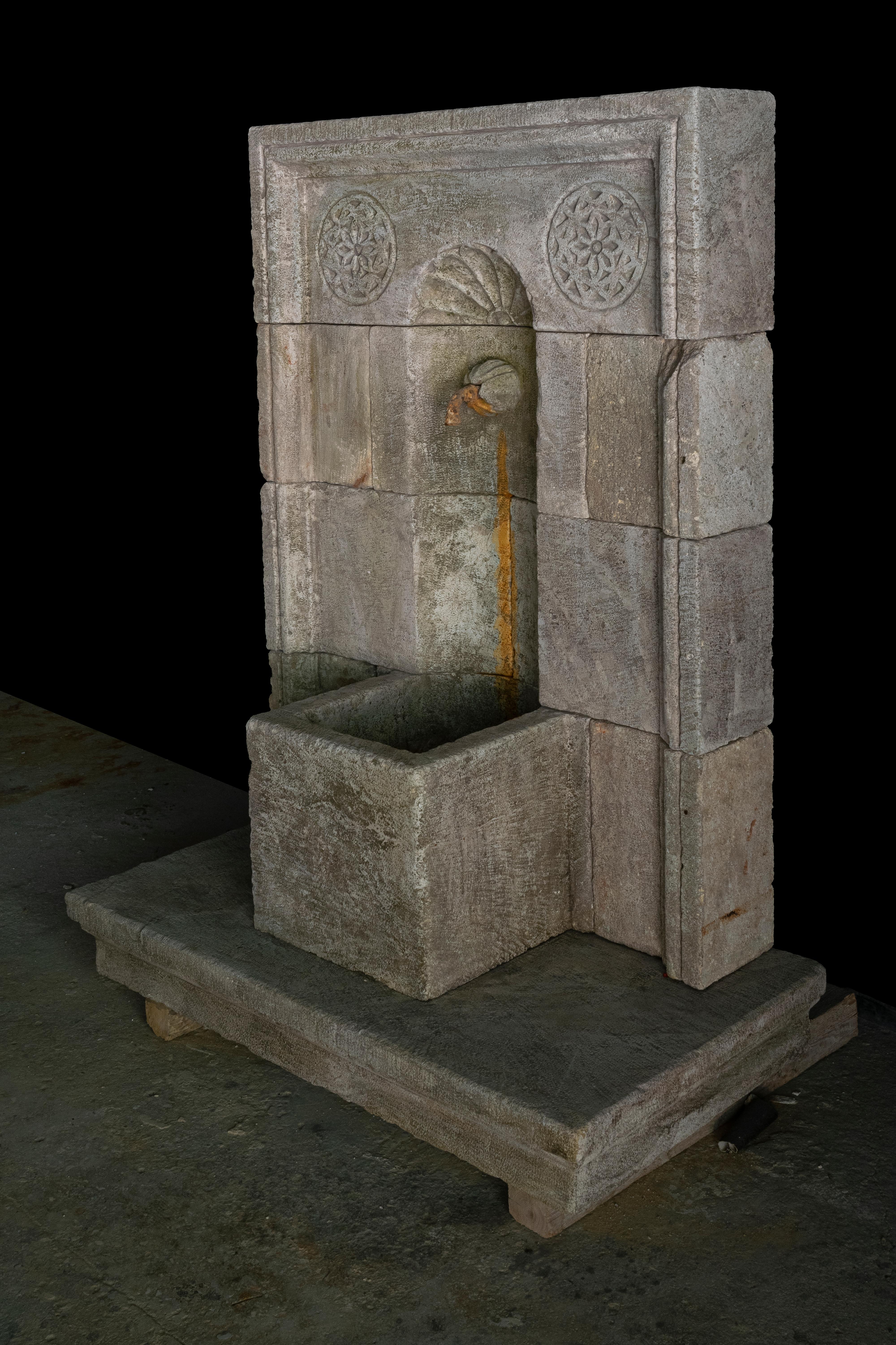 Old Stone Fountain – Kalkstein-Wandbrunnen – Antiker Gartenbrunnen (Französisch) im Angebot