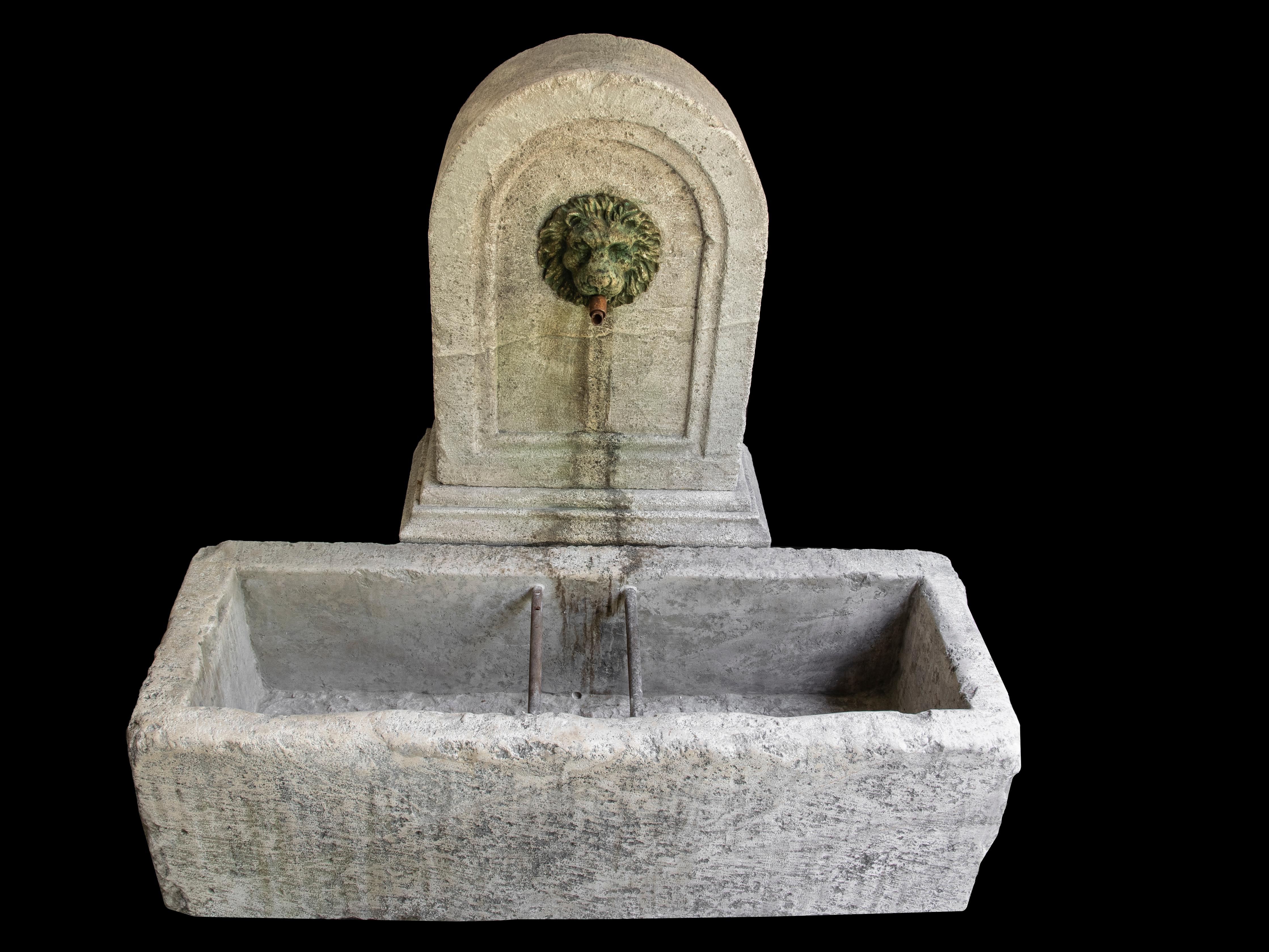 Old Stone Fountain – Kalkstein-Wandbrunnen – Antiker Gartenbrunnen (Französisch) im Angebot